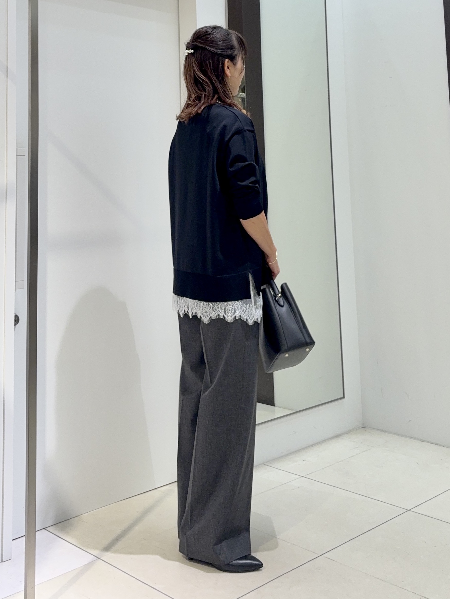 tomoさんの「UNTITLED｜【顔周りすっきり/体型カバー】ドライタッチVネックニットプルオーバー」を使ったコーディネート