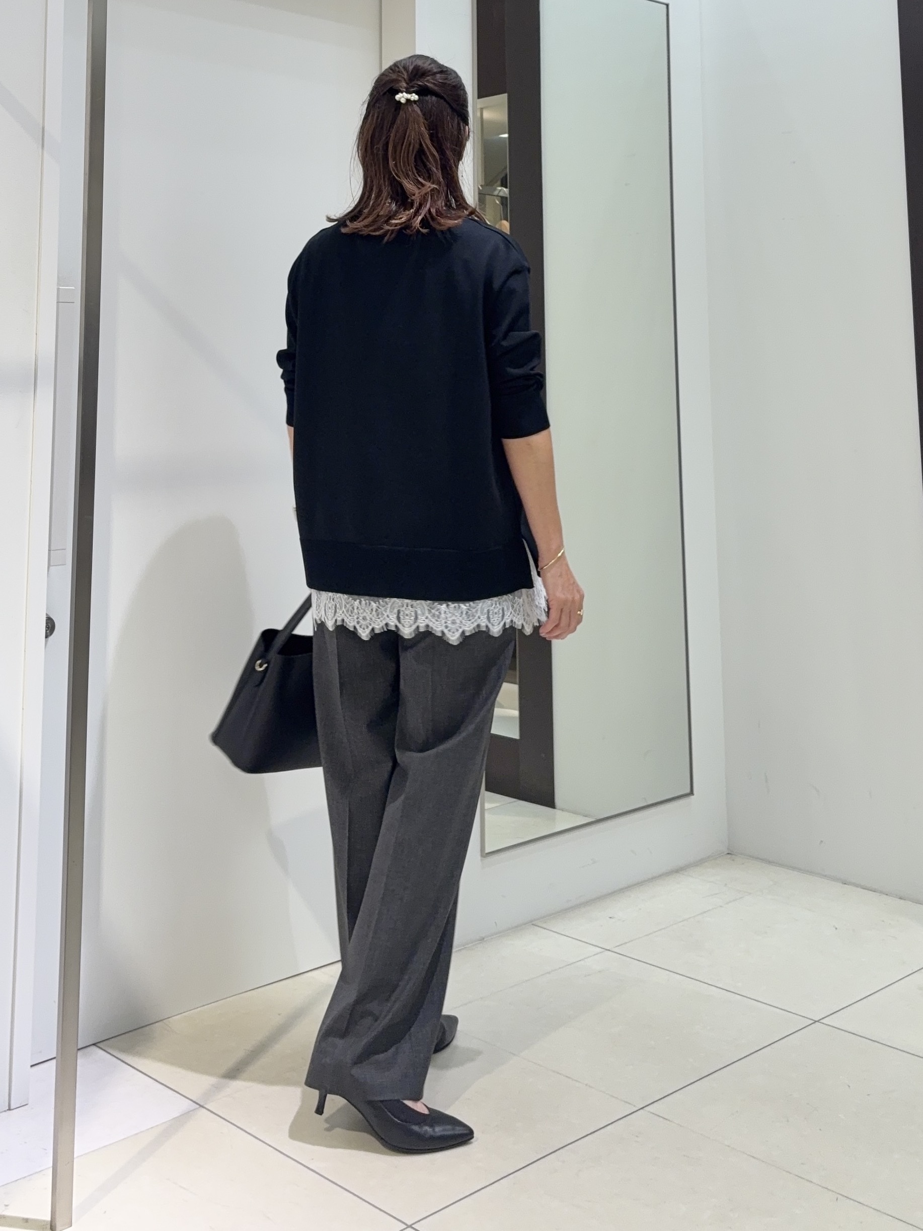 tomoさんの「UNTITLED｜【顔周りすっきり/体型カバー】ドライタッチVネックニットプルオーバー」を使ったコーディネート