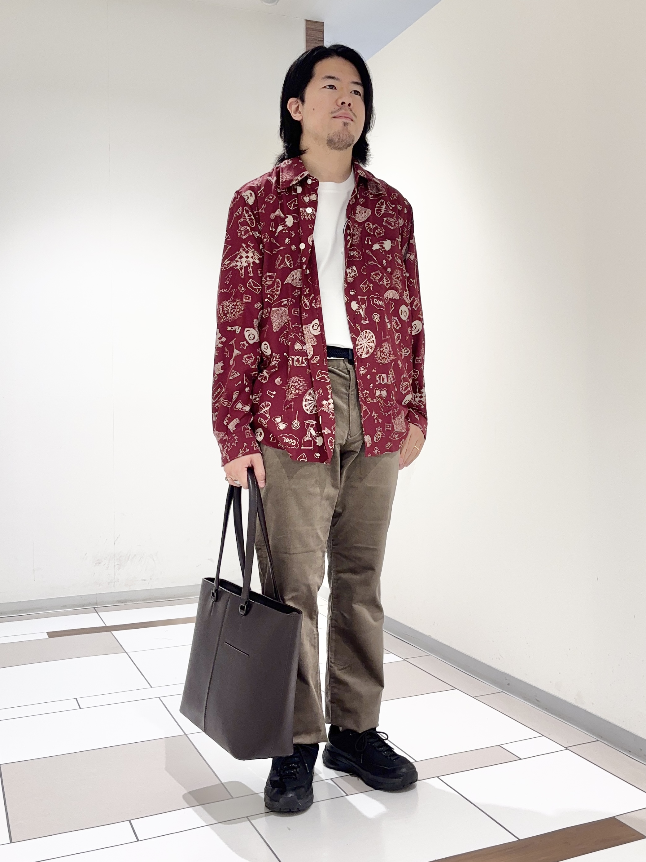 及川さんの「TAKEO KIKUCHI｜【BOWLER HAT LABEL】日本製PLAYプリントシャツ」を使ったコーディネート