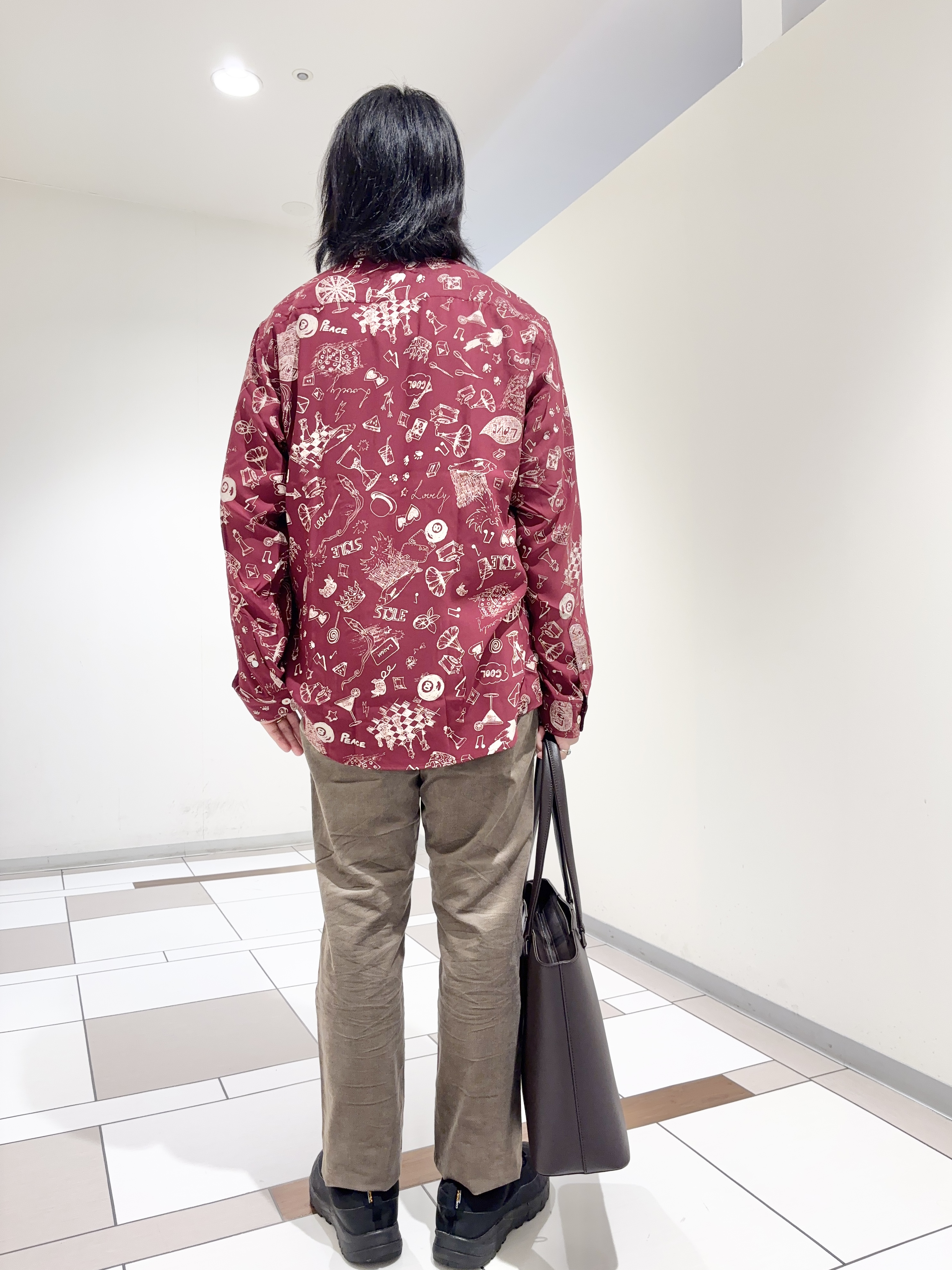 及川さんの「TAKEO KIKUCHI｜【BOWLER HAT LABEL】日本製PLAYプリントシャツ」を使ったコーディネート