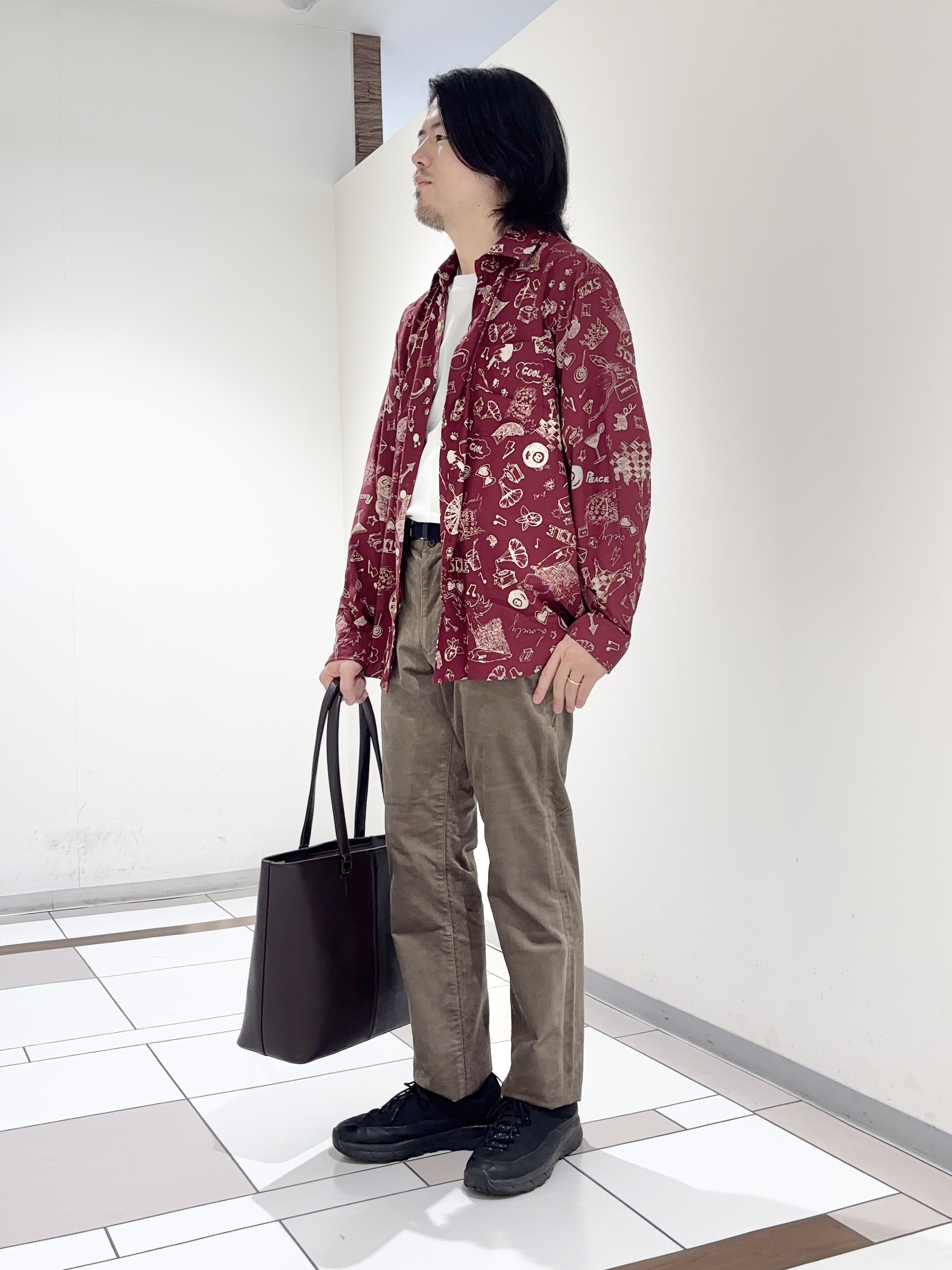 及川さんの「TAKEO KIKUCHI｜【BOWLER HAT LABEL】日本製PLAYプリントシャツ」を使ったコーディネート