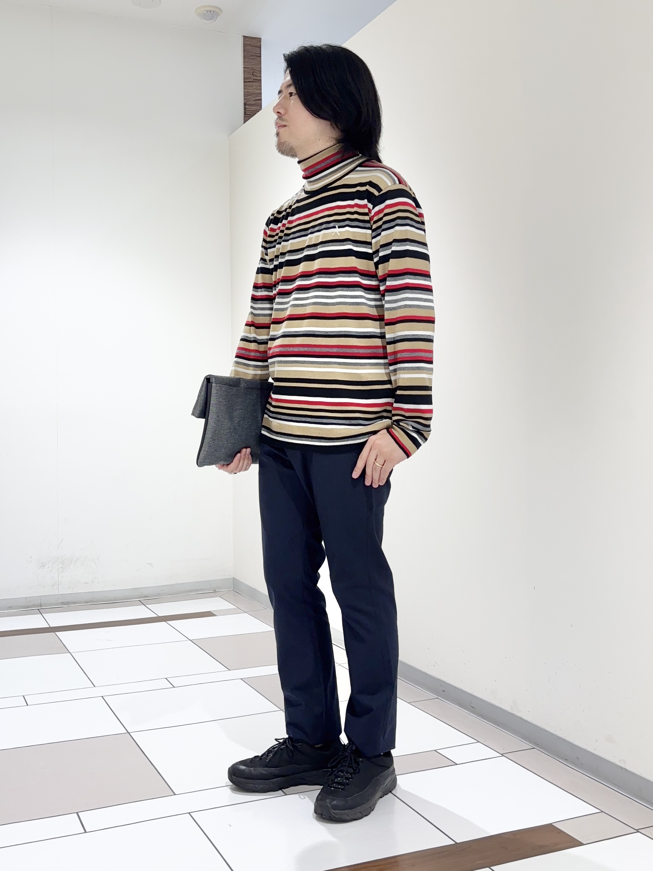 及川さんの「TAKEO KIKUCHI｜【BOWLER HAT LABEL】日本製マルチボーダータートルニット」を使ったコーディネート