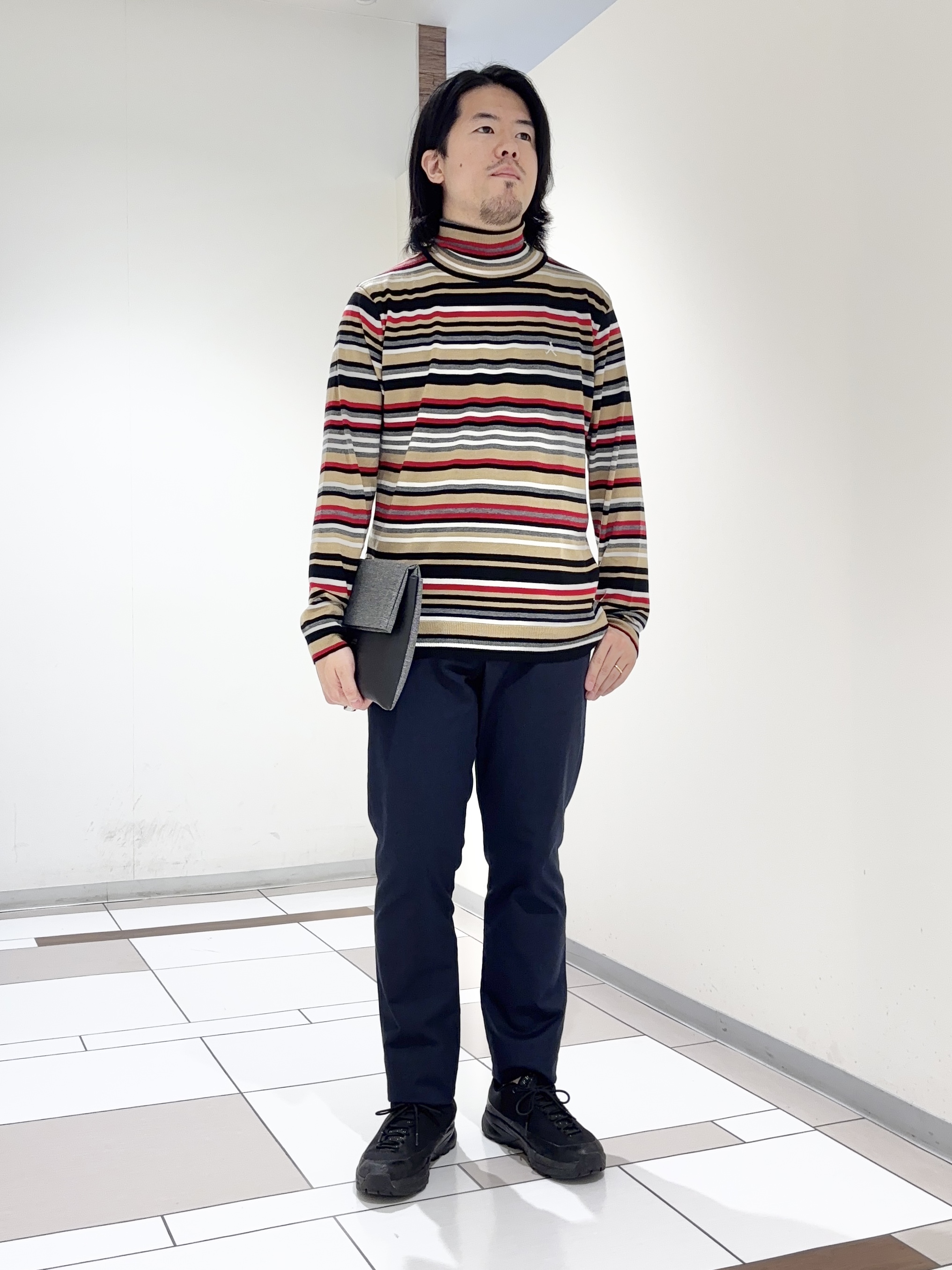 及川さんの「TAKEO KIKUCHI｜【BOWLER HAT LABEL】日本製マルチボーダータートルニット」を使ったコーディネート