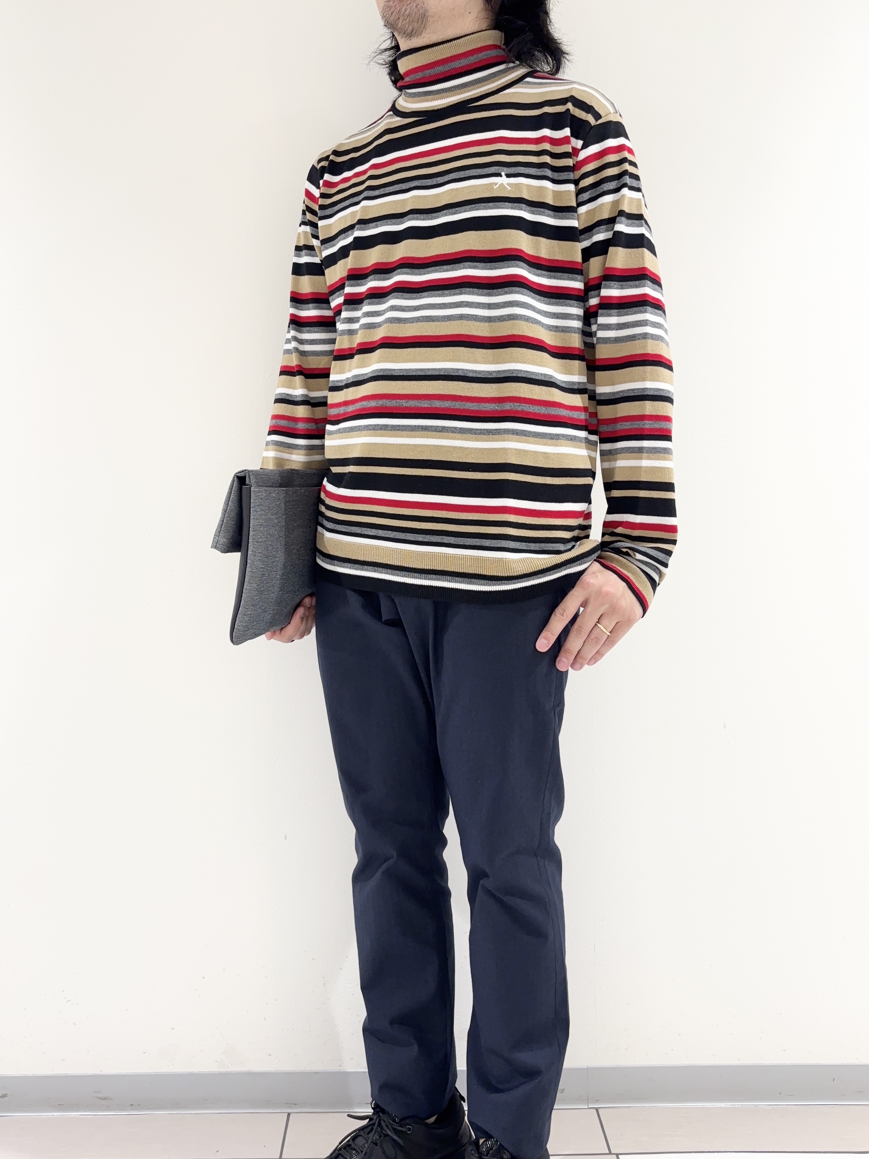 及川さんの「TAKEO KIKUCHI｜【BOWLER HAT LABEL】日本製マルチボーダータートルニット」を使ったコーディネート