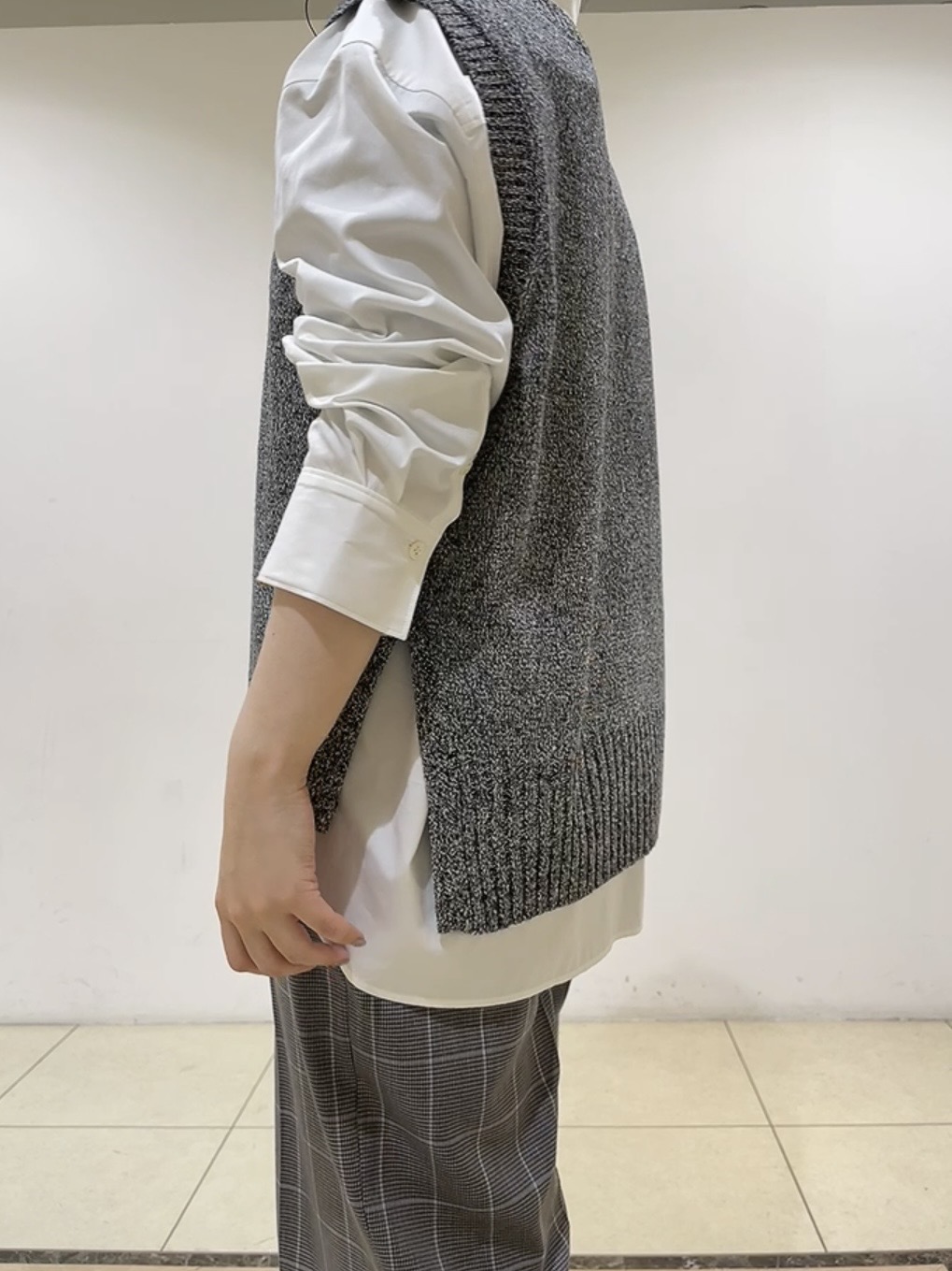 watanabeさんの「UNTITLED｜【5色展開/手洗い可】ローシルクウールニットベスト」を使ったコーディネート