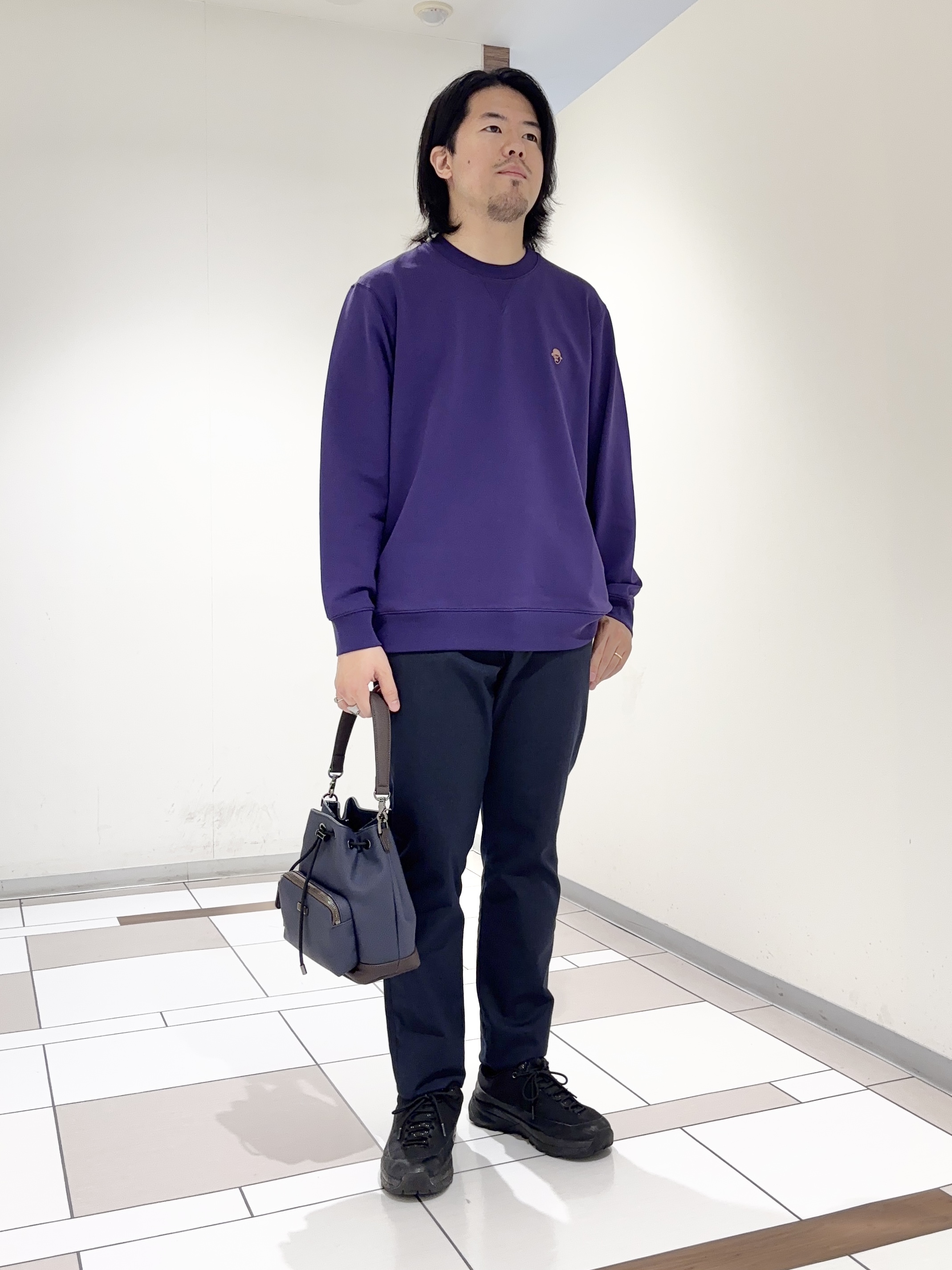 及川さんの「TAKEO KIKUCHI｜ワンポイント刺繍 ミニ裏毛 プルオーバージャージ」を使ったコーディネート