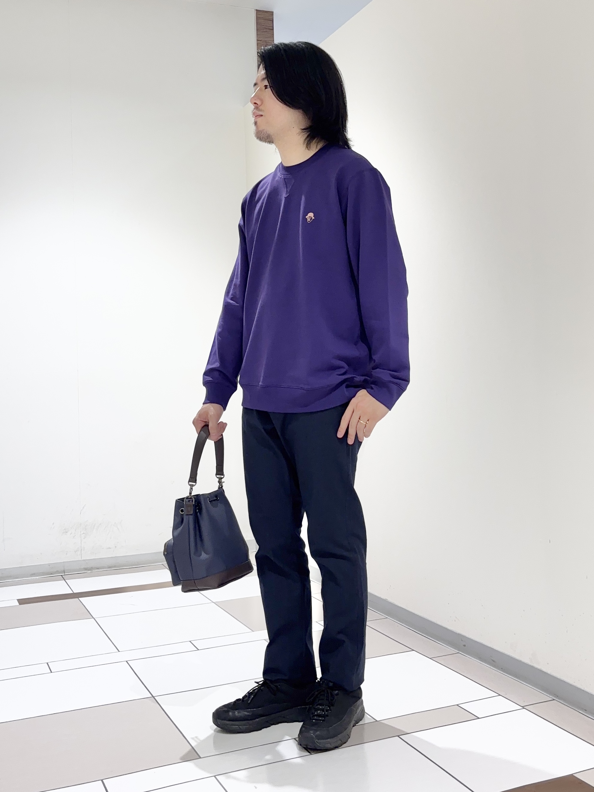 及川さんの「TAKEO KIKUCHI｜ワンポイント刺繍 ミニ裏毛 プルオーバージャージ」を使ったコーディネート