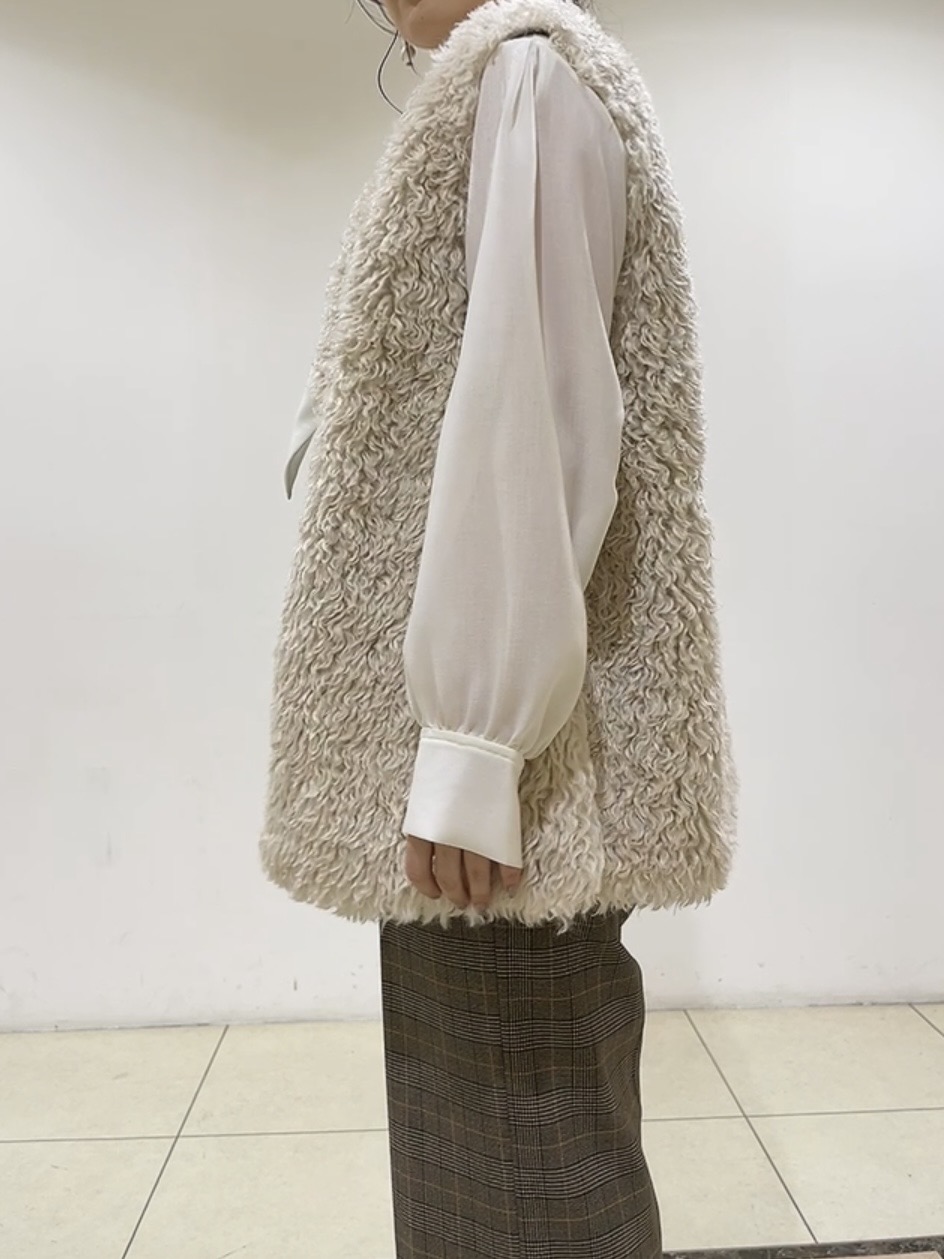 watanabeさんの「UNTITLED｜【羽織るだけでお洒落】カールエコファー ジレ」を使ったコーディネート