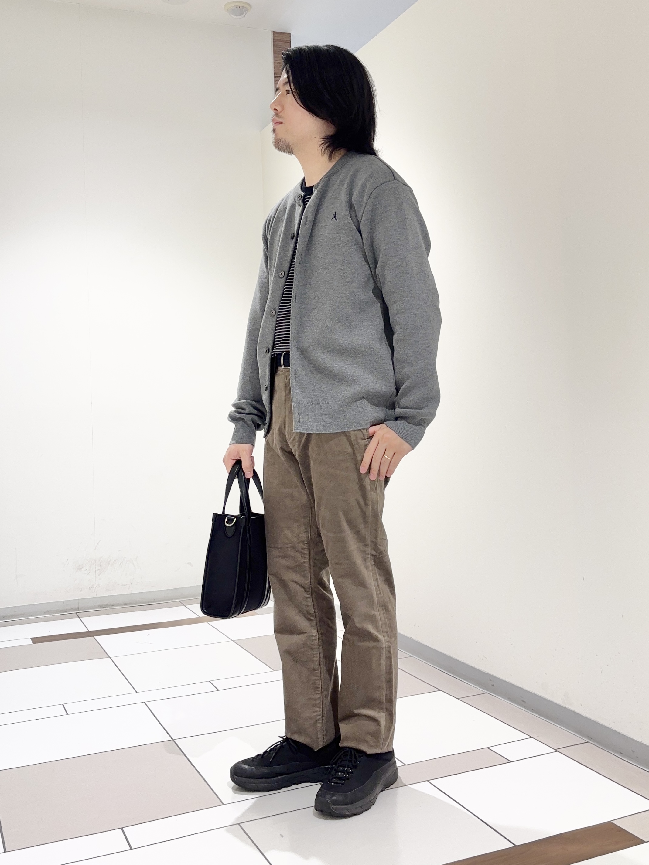 及川さんの「TAKEO KIKUCHI｜【BOWLER HAT LABEL】日本製クルーネックカーディガン」を使ったコーディネート