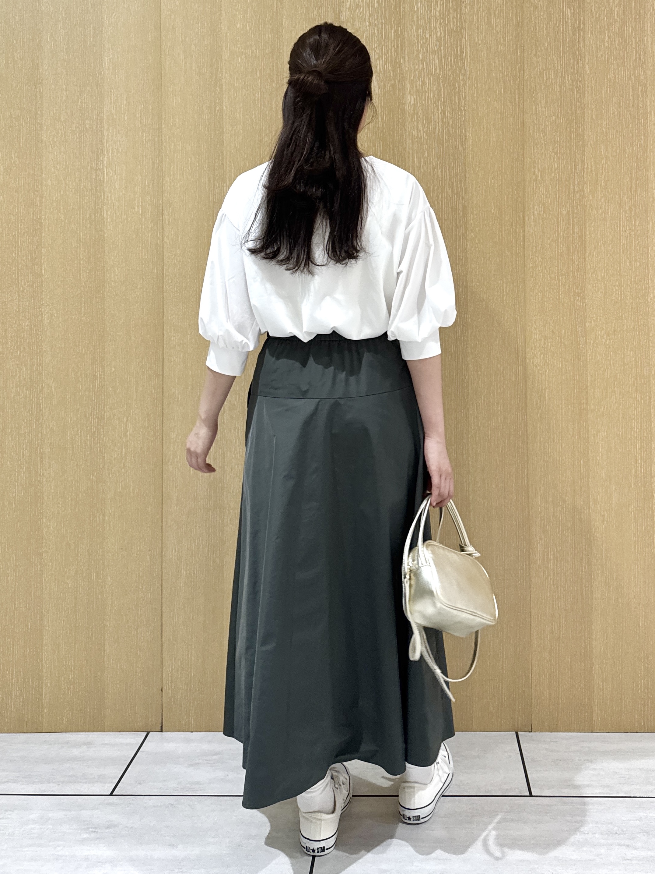 nanaさんの「UNTITLED｜【楽にきれい見え/体型カバー】パフスリーブジャージトップス」を使ったコーディネート