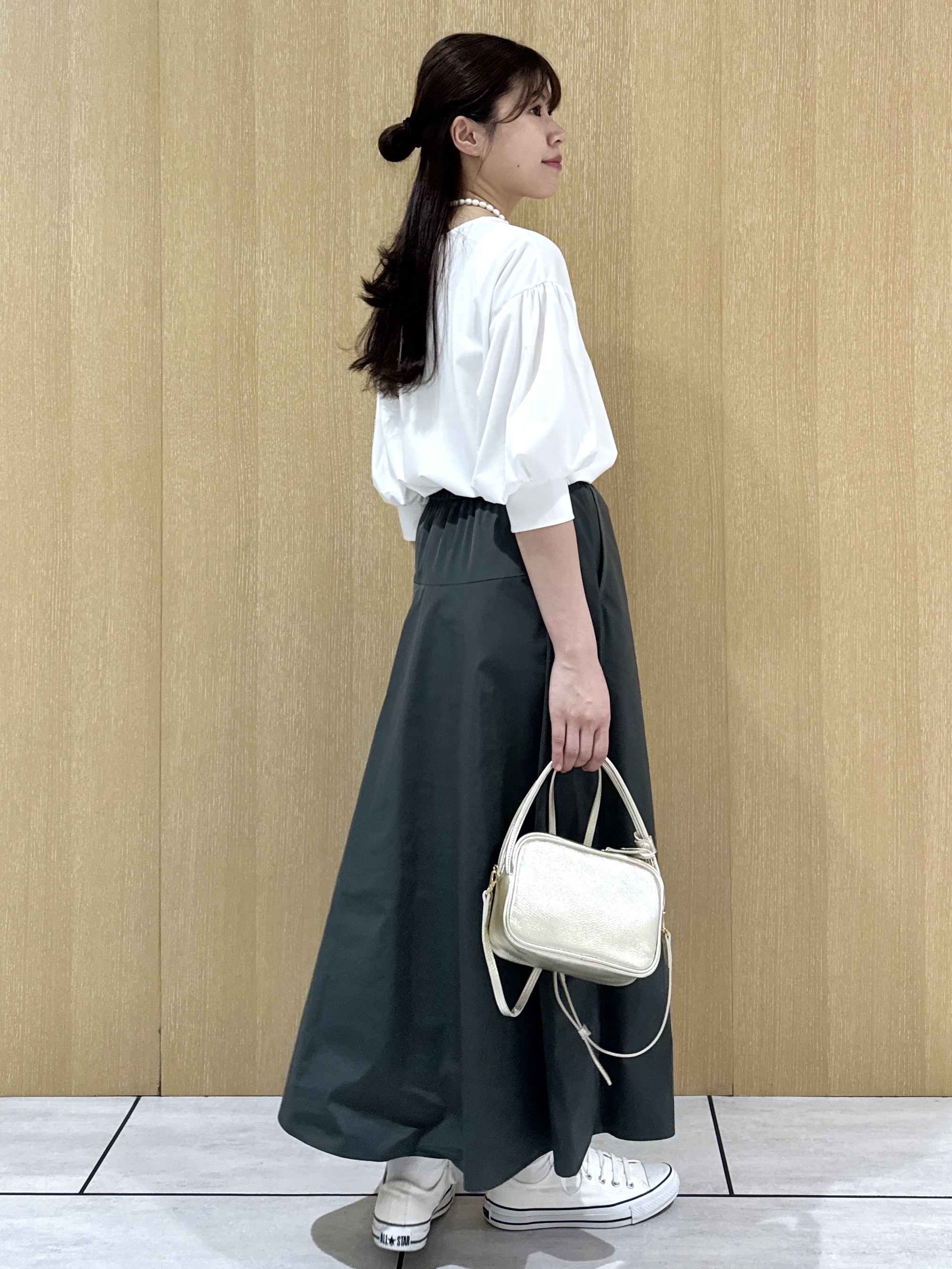 nanaさんの「UNTITLED｜【楽にきれい見え/体型カバー】パフスリーブジャージトップス」を使ったコーディネート
