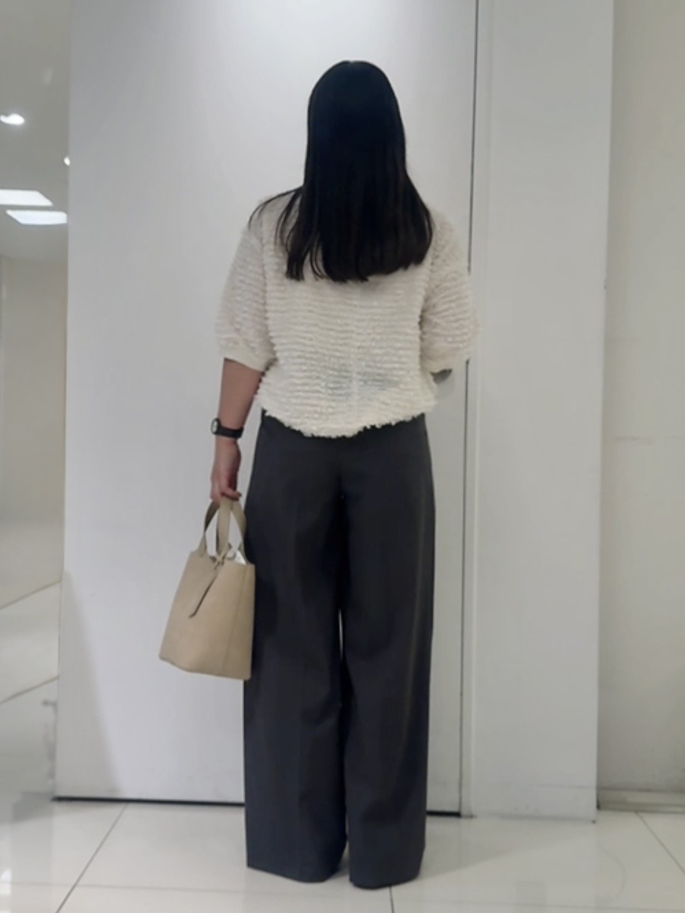 なかじさんの「UNTITLED｜【体型カバー/後ろウエストゴム】ウーステッドワイドシルエットパンツ」を使ったコーディネート