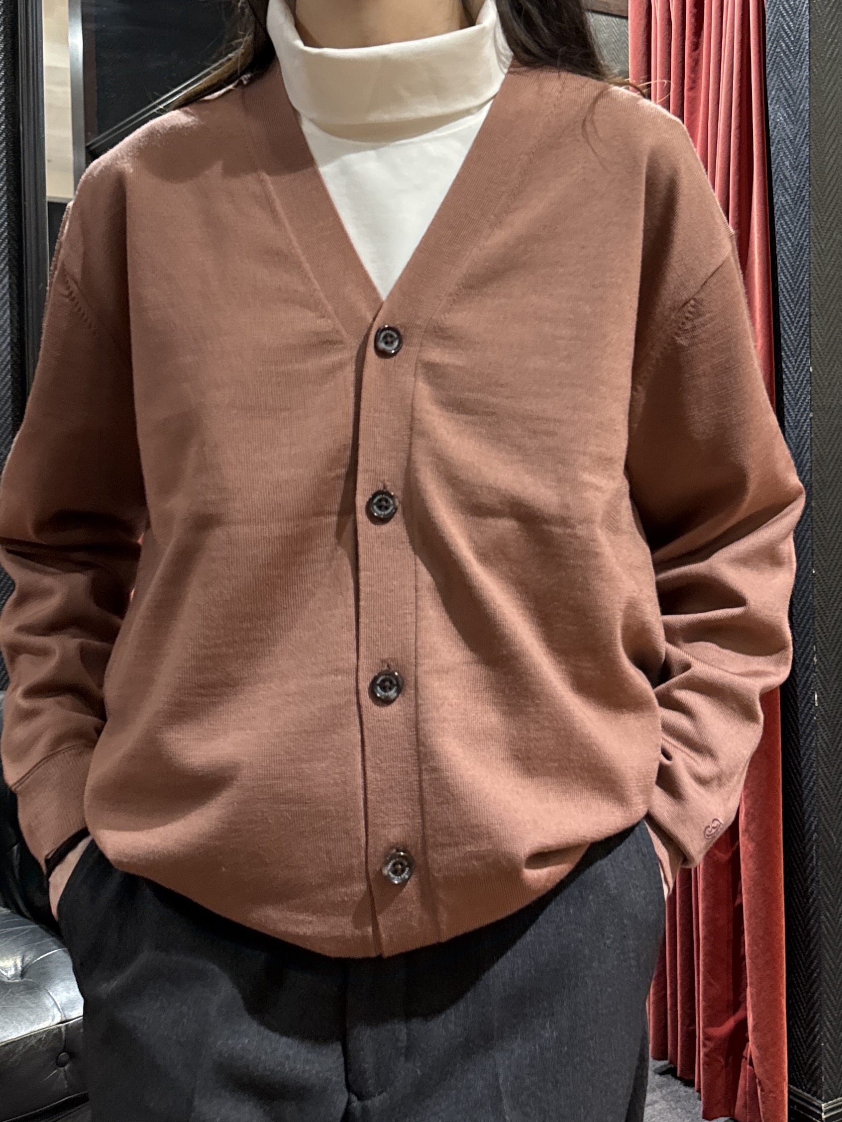 神野（jinno）さんの「TAKEO KIKUCHI｜ウールライクキャットフット パンツ」を使ったコーディネート
