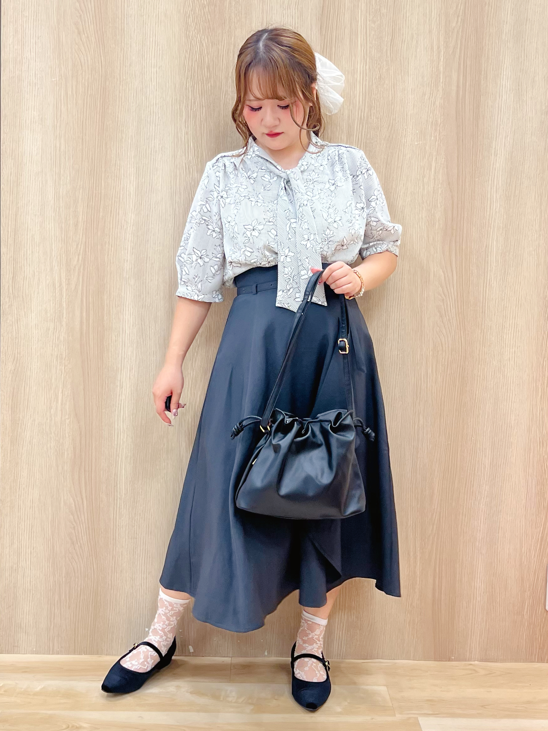 みことさんの「grove｜【洗濯機OK/シワになりにくい】1枚で華やぐ配色ボウタイブラウス」を使ったコーディネート