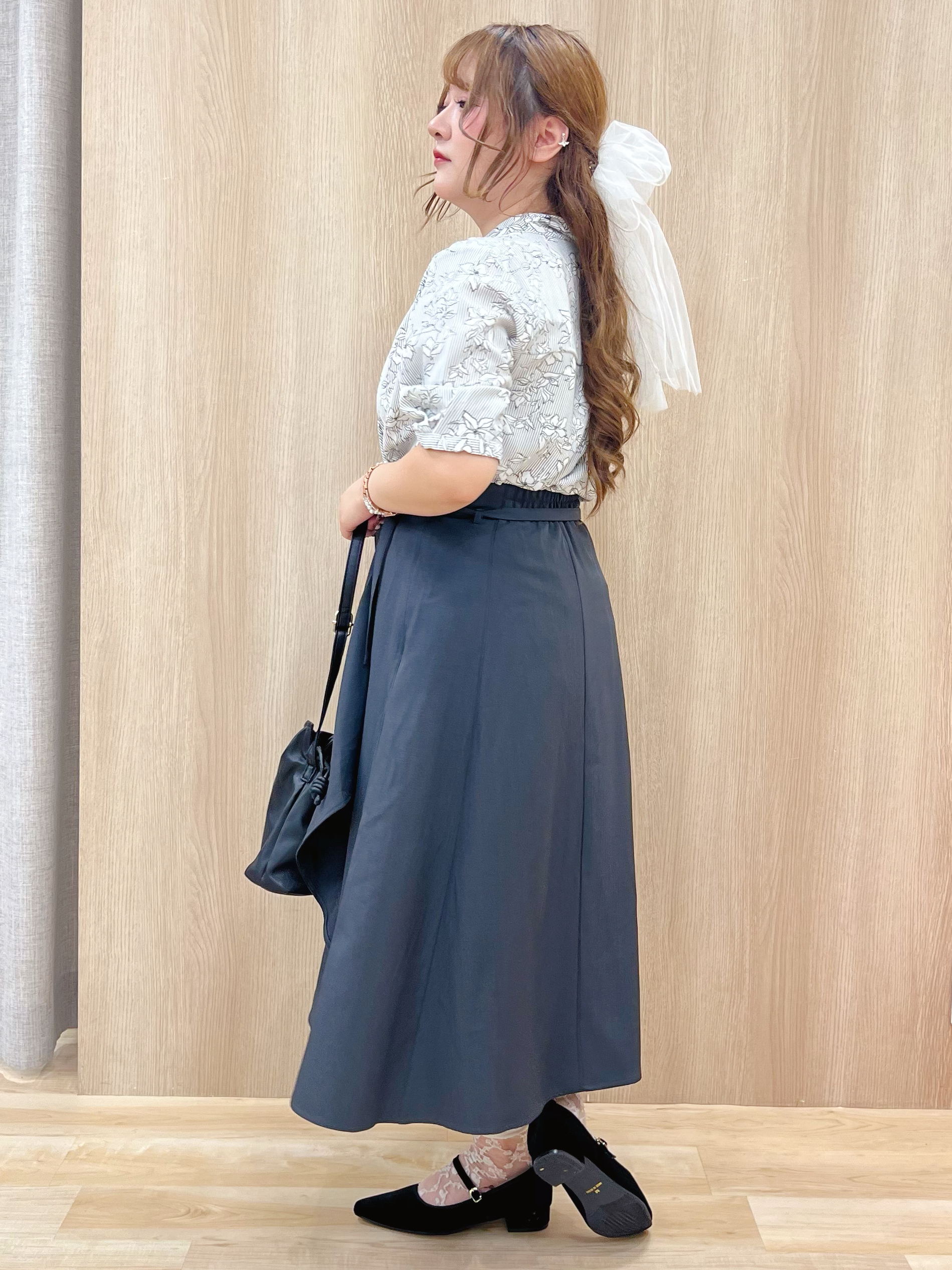 みことさんの「grove｜【洗濯機OK/シワになりにくい】1枚で華やぐ配色ボウタイブラウス」を使ったコーディネート