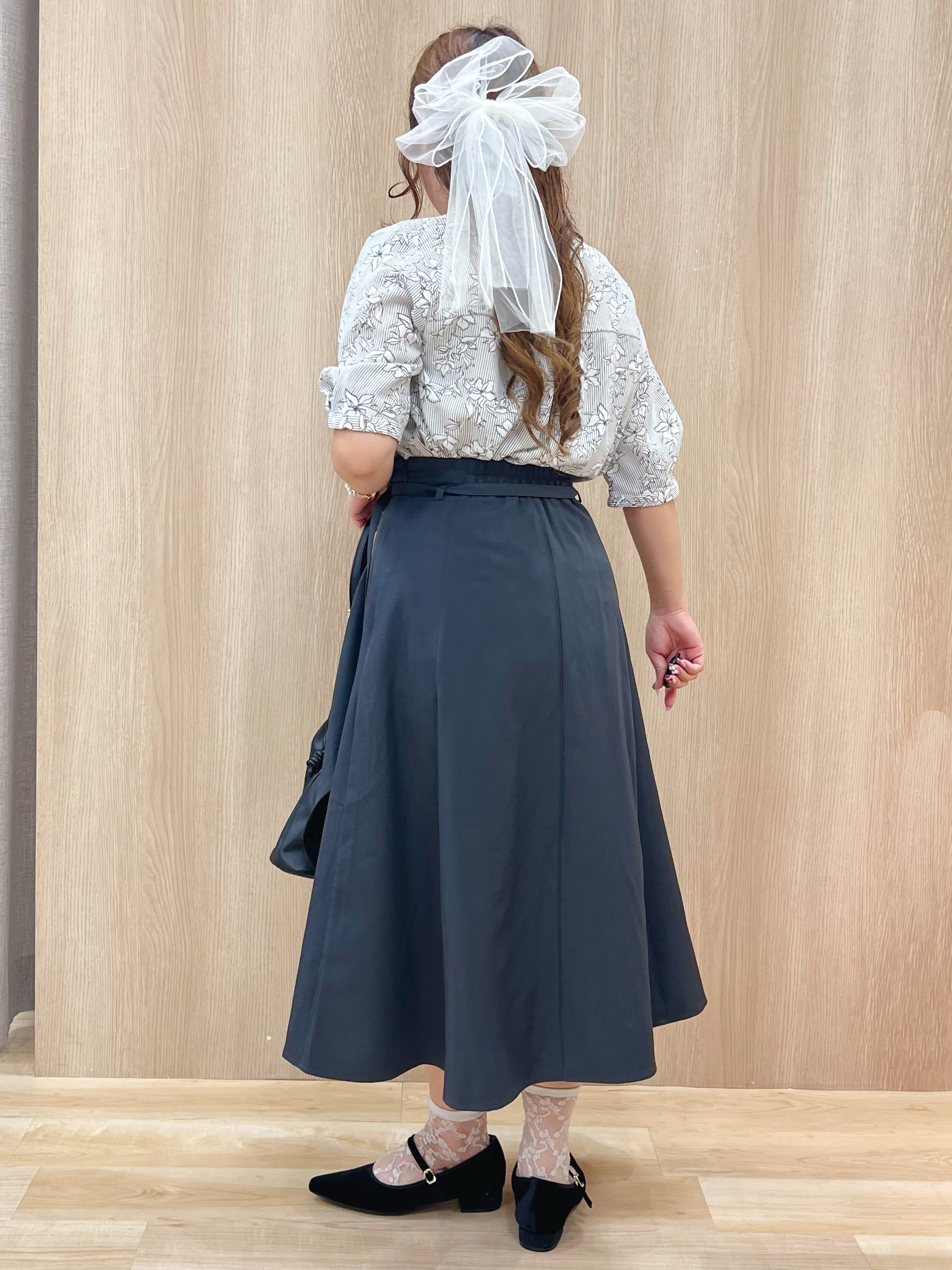 みことさんの「grove｜【洗濯機OK/シワになりにくい】1枚で華やぐ配色ボウタイブラウス」を使ったコーディネート