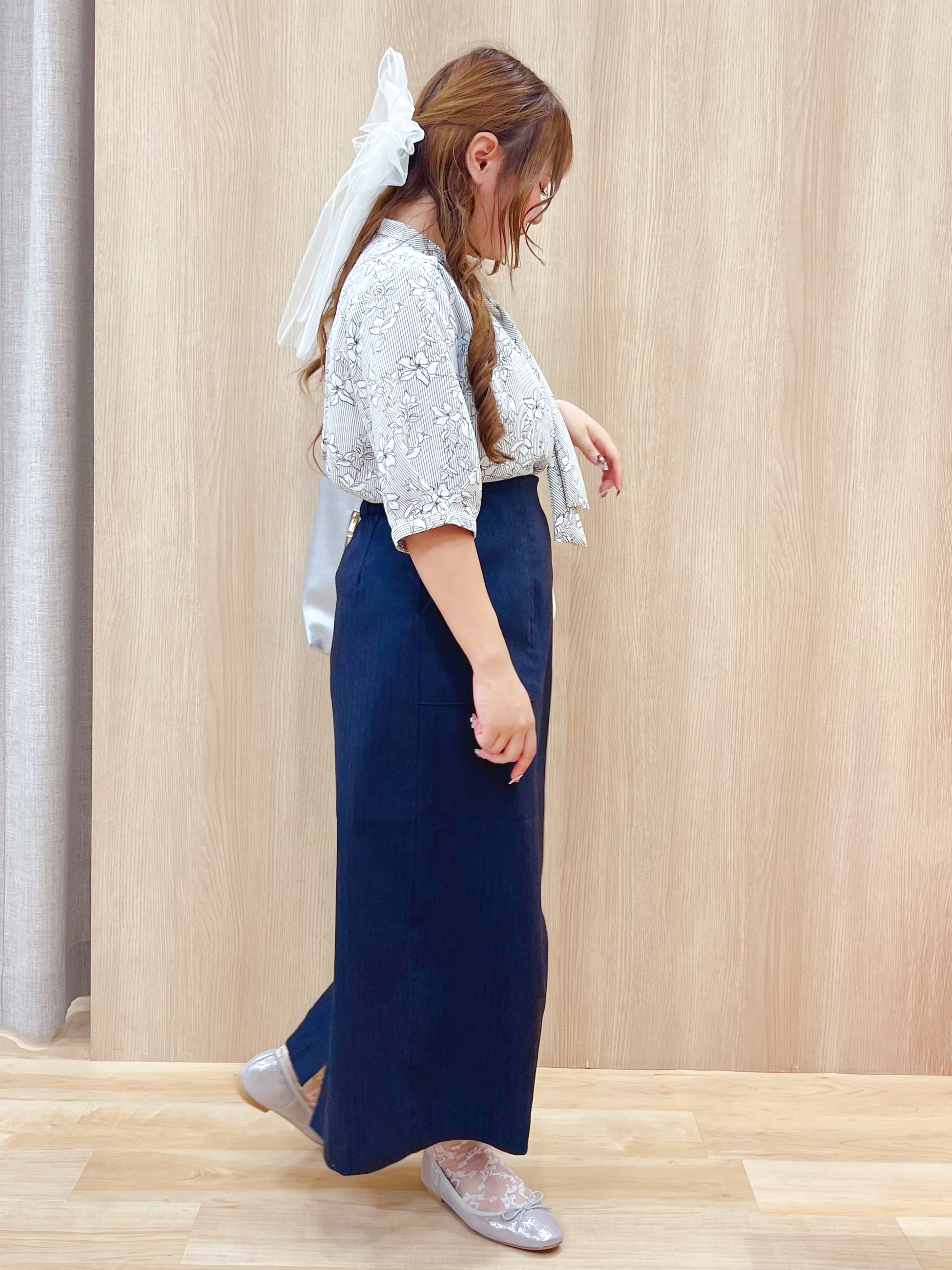 みことさんの「grove｜【洗濯機OK/シワになりにくい】1枚で華やぐ配色ボウタイブラウス」を使ったコーディネート