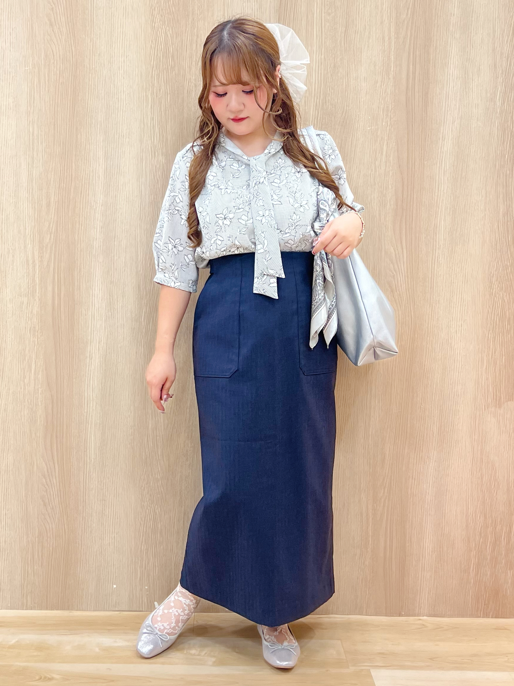 みことさんの「grove｜【洗濯機OK/シワになりにくい】1枚で華やぐ配色ボウタイブラウス」を使ったコーディネート