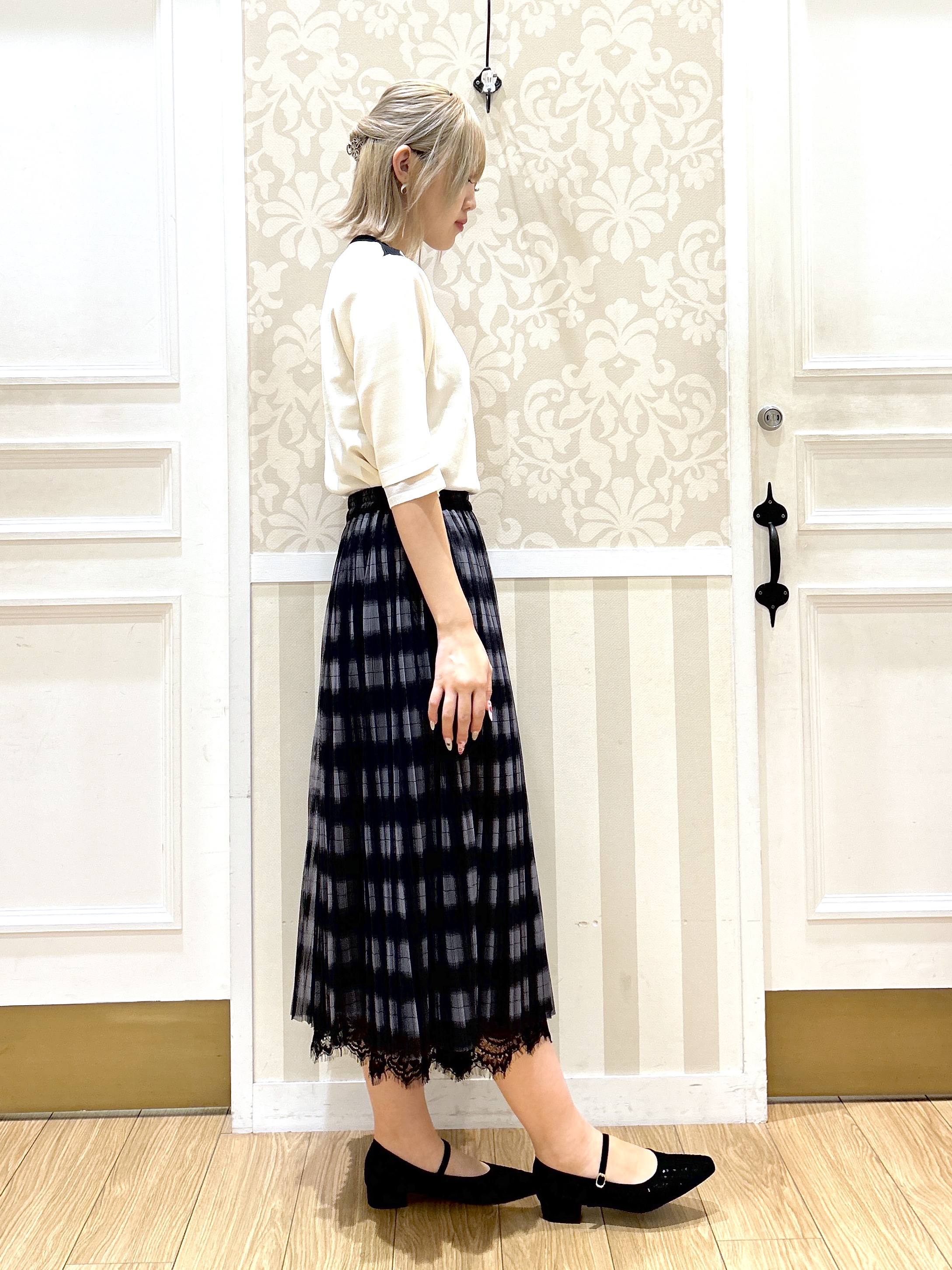 望 愛さんの「grove｜【人気シリーズに新型登場】袖口シアーやわらかドライタッチニット」を使ったコーディネート
