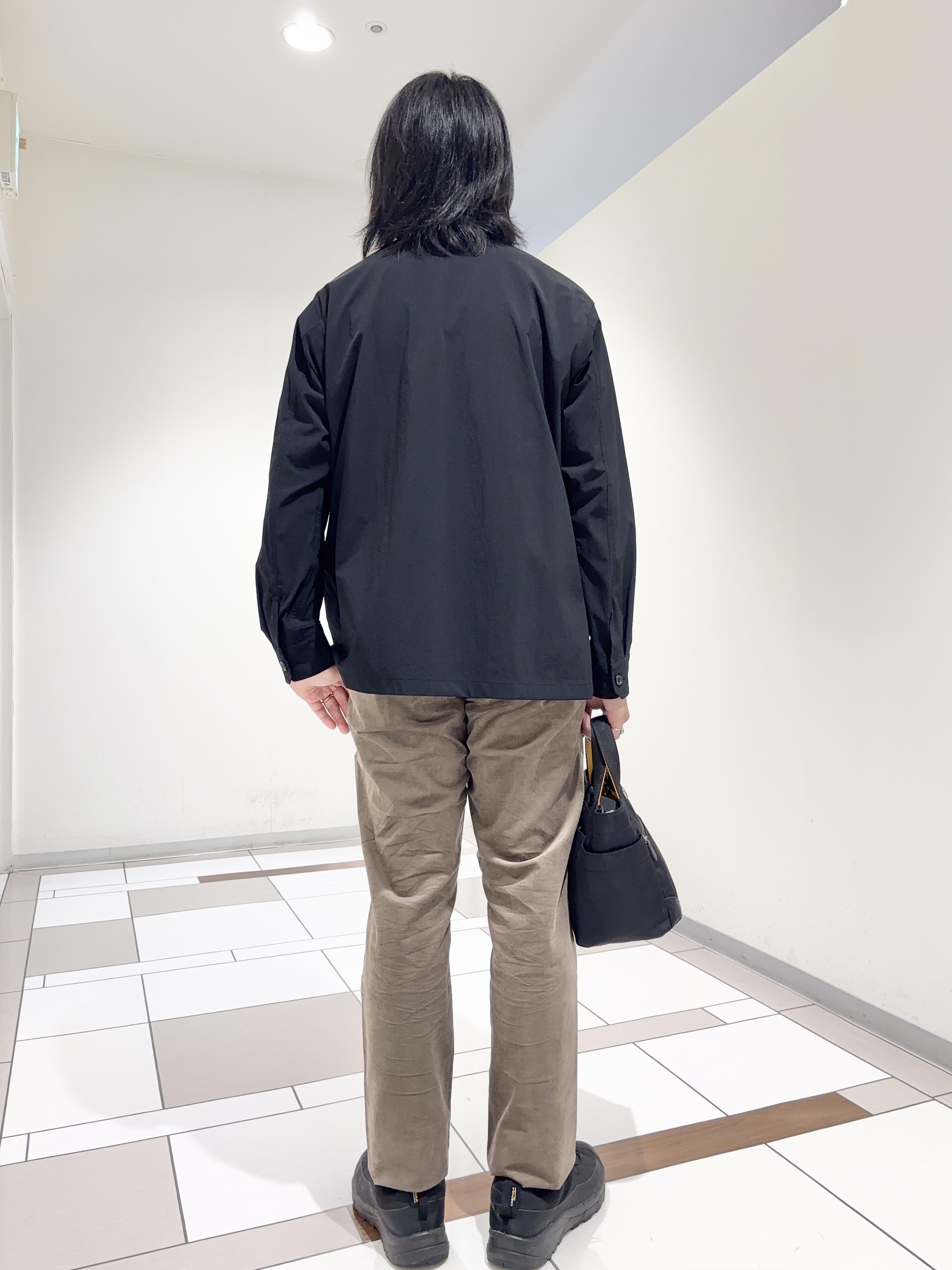 及川さんの「TAKEO KIKUCHI｜3Dナイロンストレッチ　スタンドカラーブルゾン」を使ったコーディネート