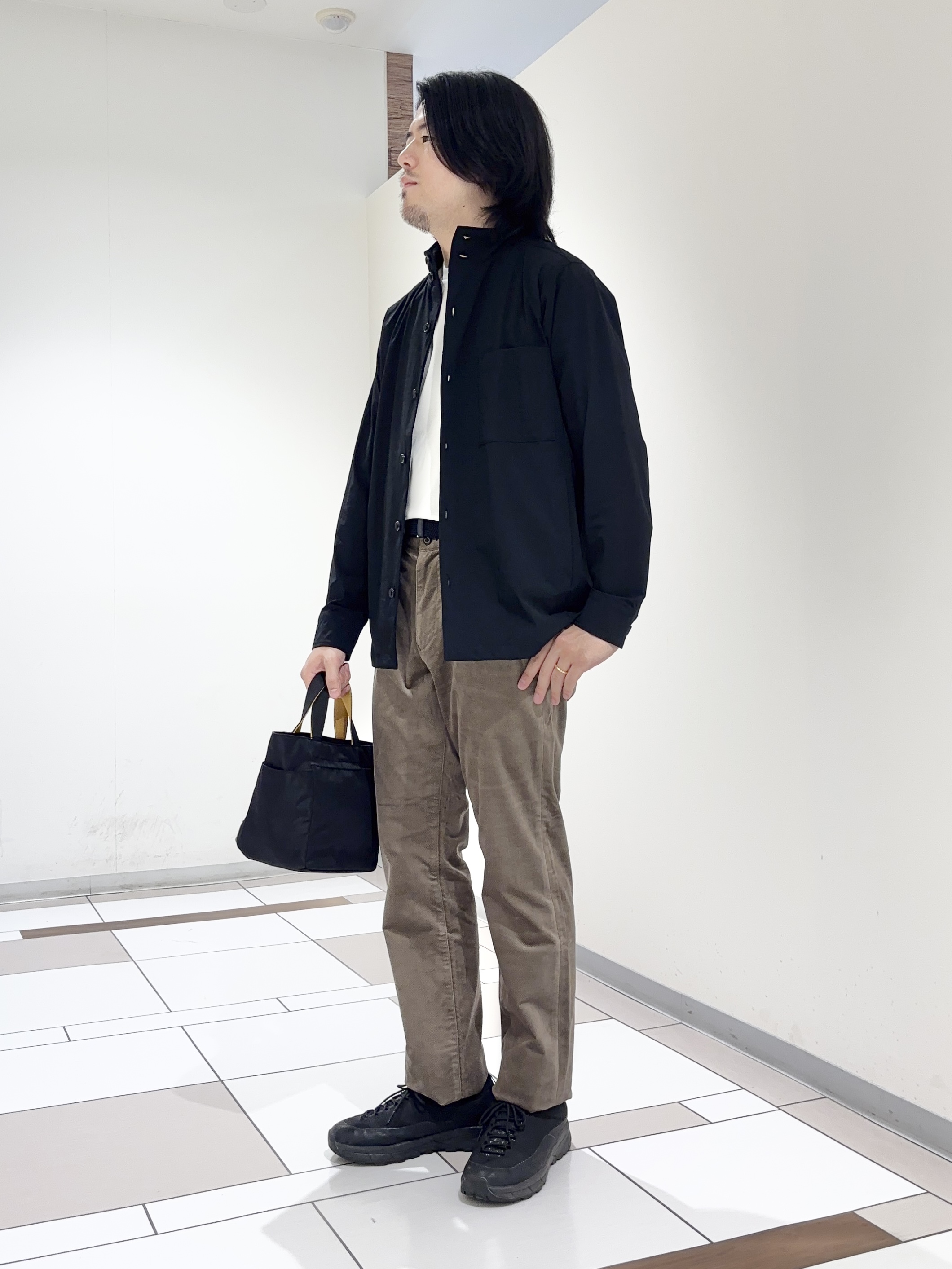 及川さんの「TAKEO KIKUCHI｜3Dナイロンストレッチ　スタンドカラーブルゾン」を使ったコーディネート