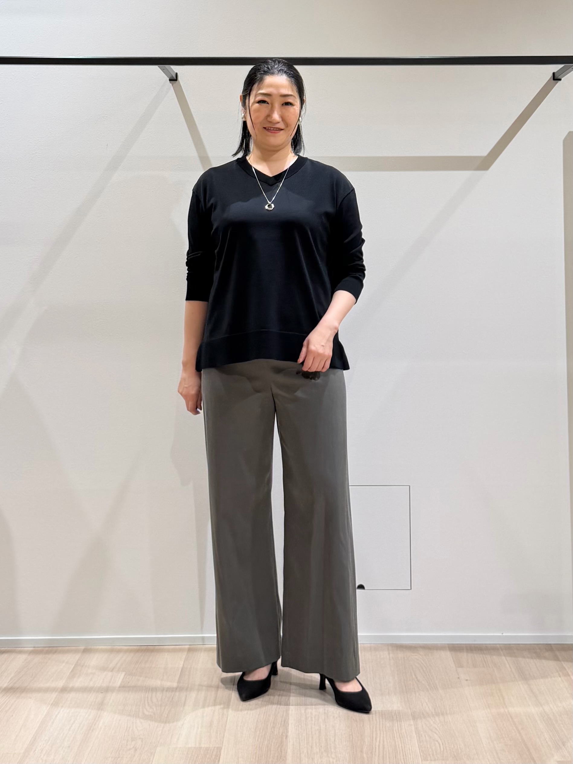 TOMOMIさんの「UNTITLED｜【顔周りすっきり/体型カバー】ドライタッチVネックニットプルオーバー」を使ったコーディネート
