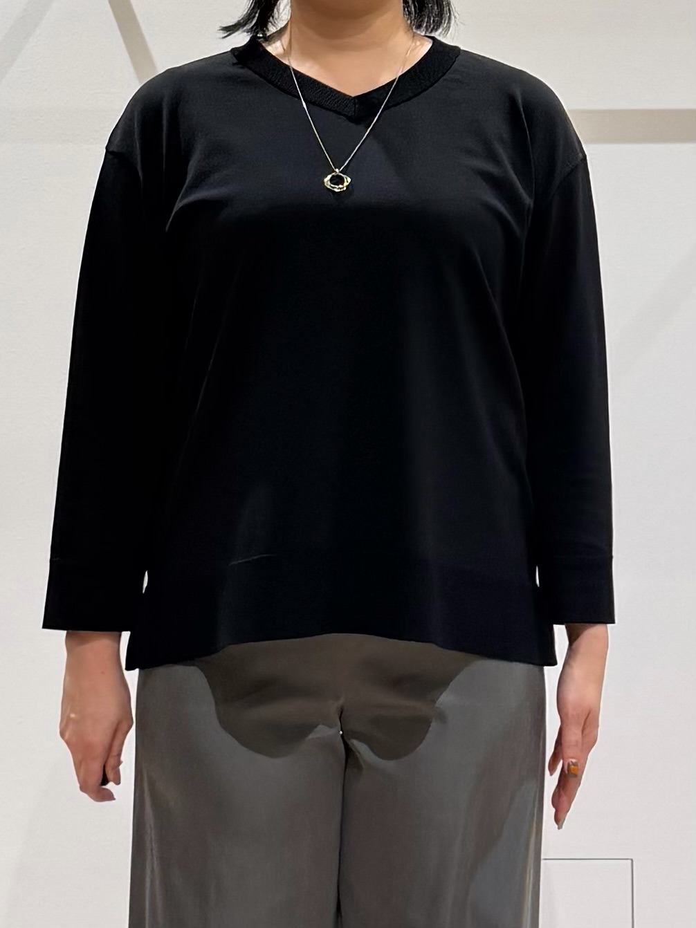 TOMOMIさんの「UNTITLED｜【顔周りすっきり/体型カバー】ドライタッチVネックニットプルオーバー」を使ったコーディネート