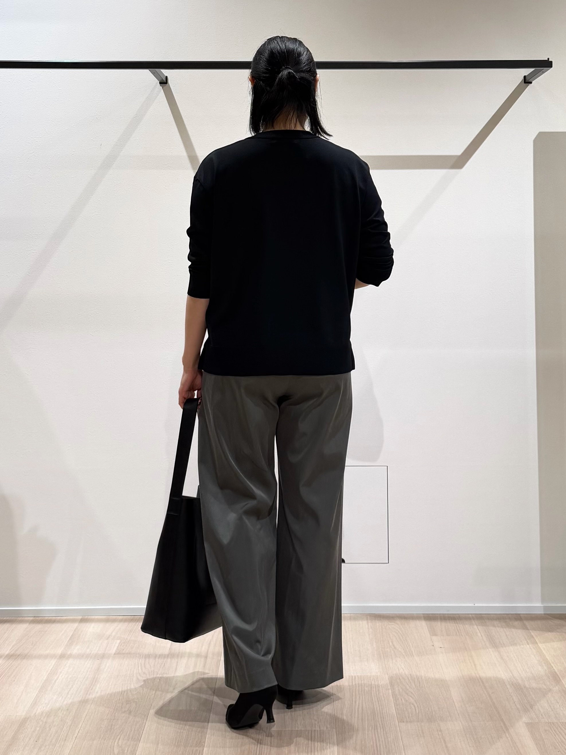 TOMOMIさんの「UNTITLED｜【顔周りすっきり/体型カバー】ドライタッチVネックニットプルオーバー」を使ったコーディネート