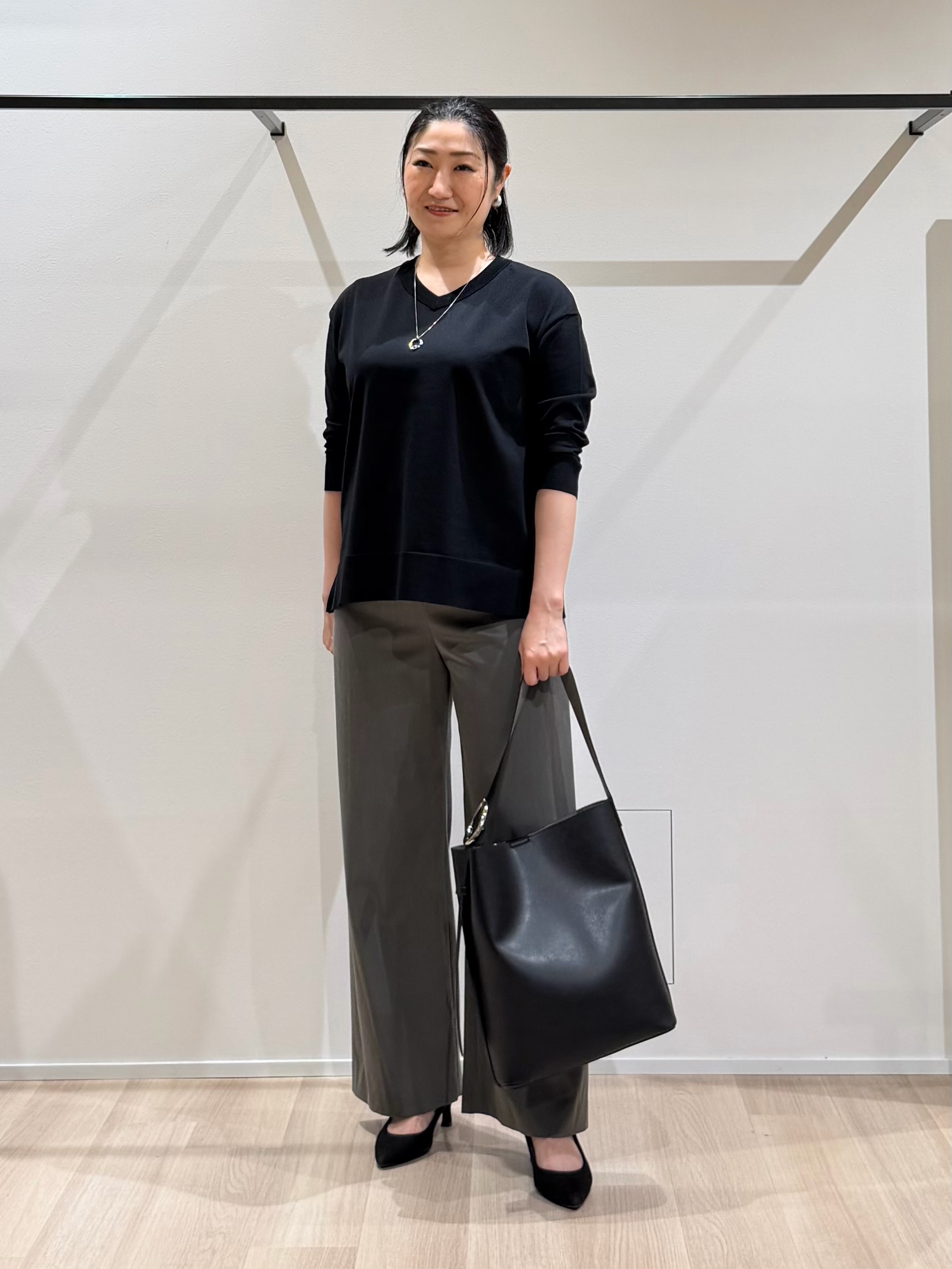 TOMOMIさんの「UNTITLED｜【顔周りすっきり/体型カバー】ドライタッチVネックニットプルオーバー」を使ったコーディネート