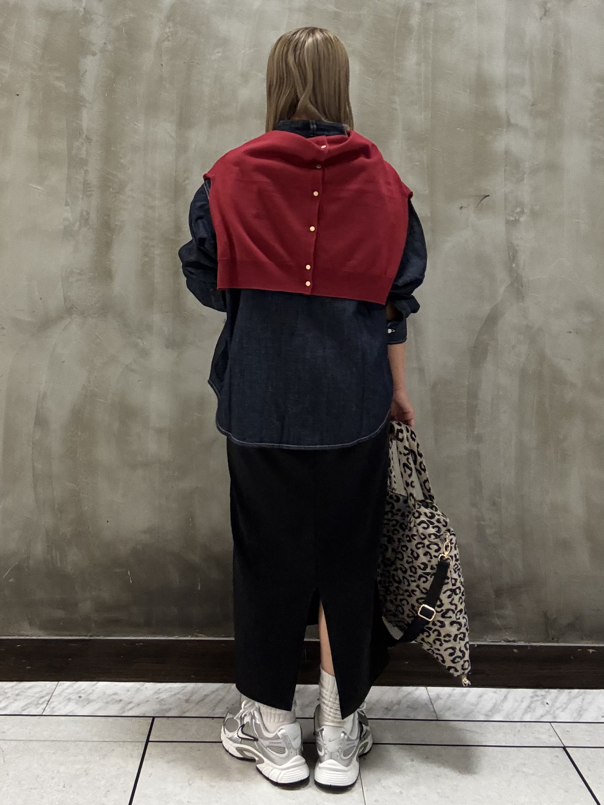 minaさんの「grove｜【Lee&times;grove別注】DENIM BOWTIE SHIRTS」を使ったコーディネート