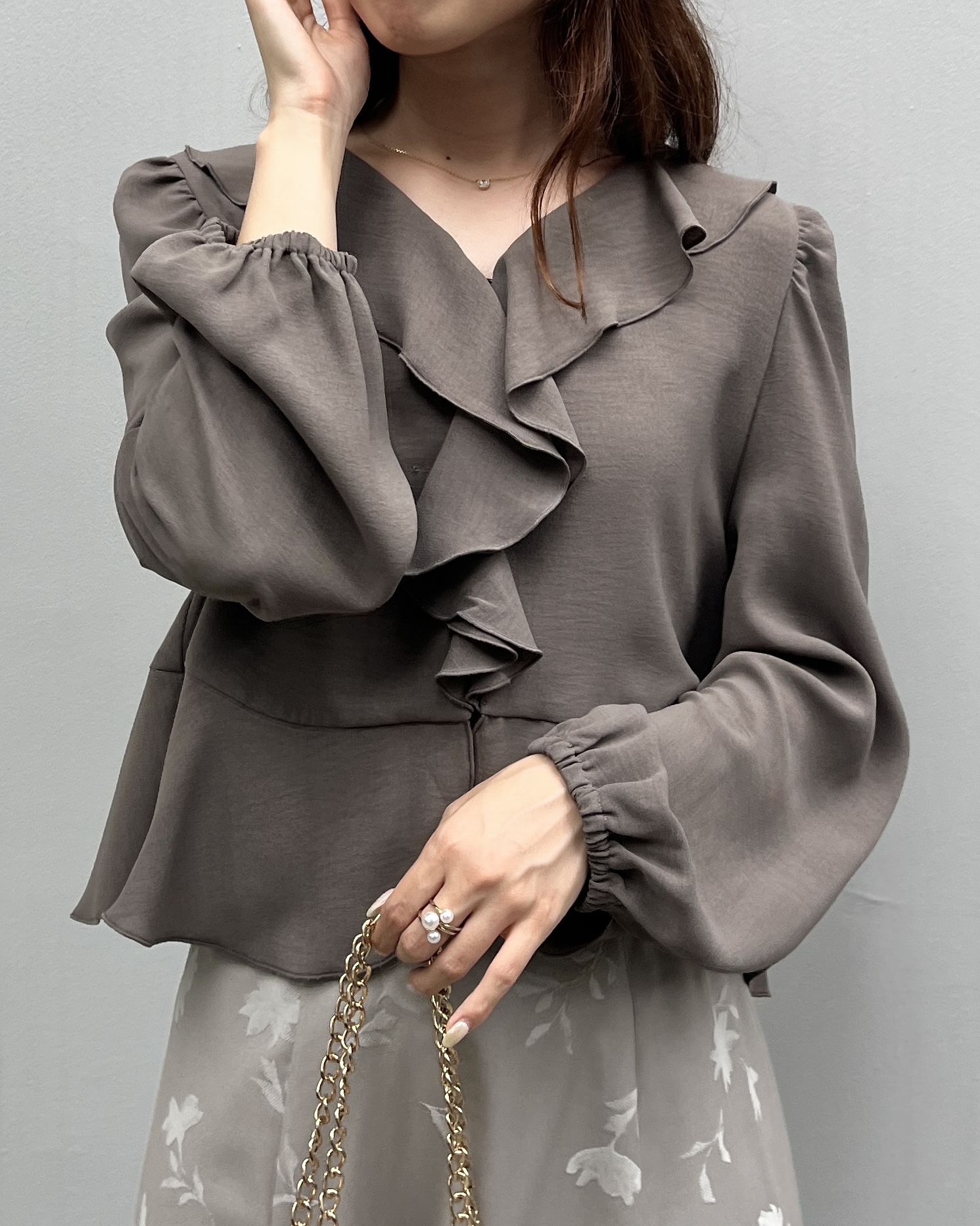 はばさんの「Couture brooch｜【インせず着映え】ラッフル ブラウス」を使ったコーディネート