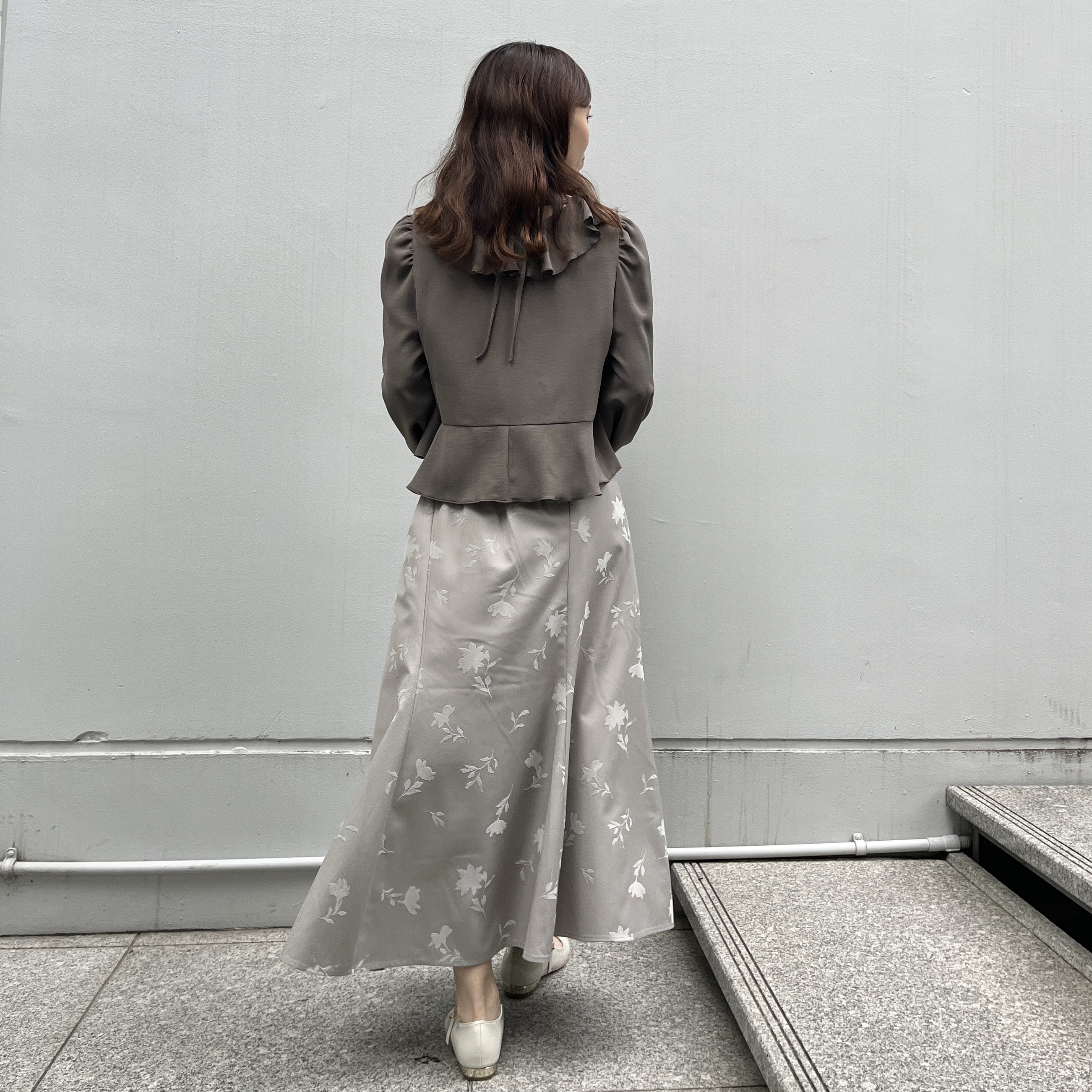 はばさんの「Couture brooch｜【インせず着映え】ラッフル ブラウス」を使ったコーディネート