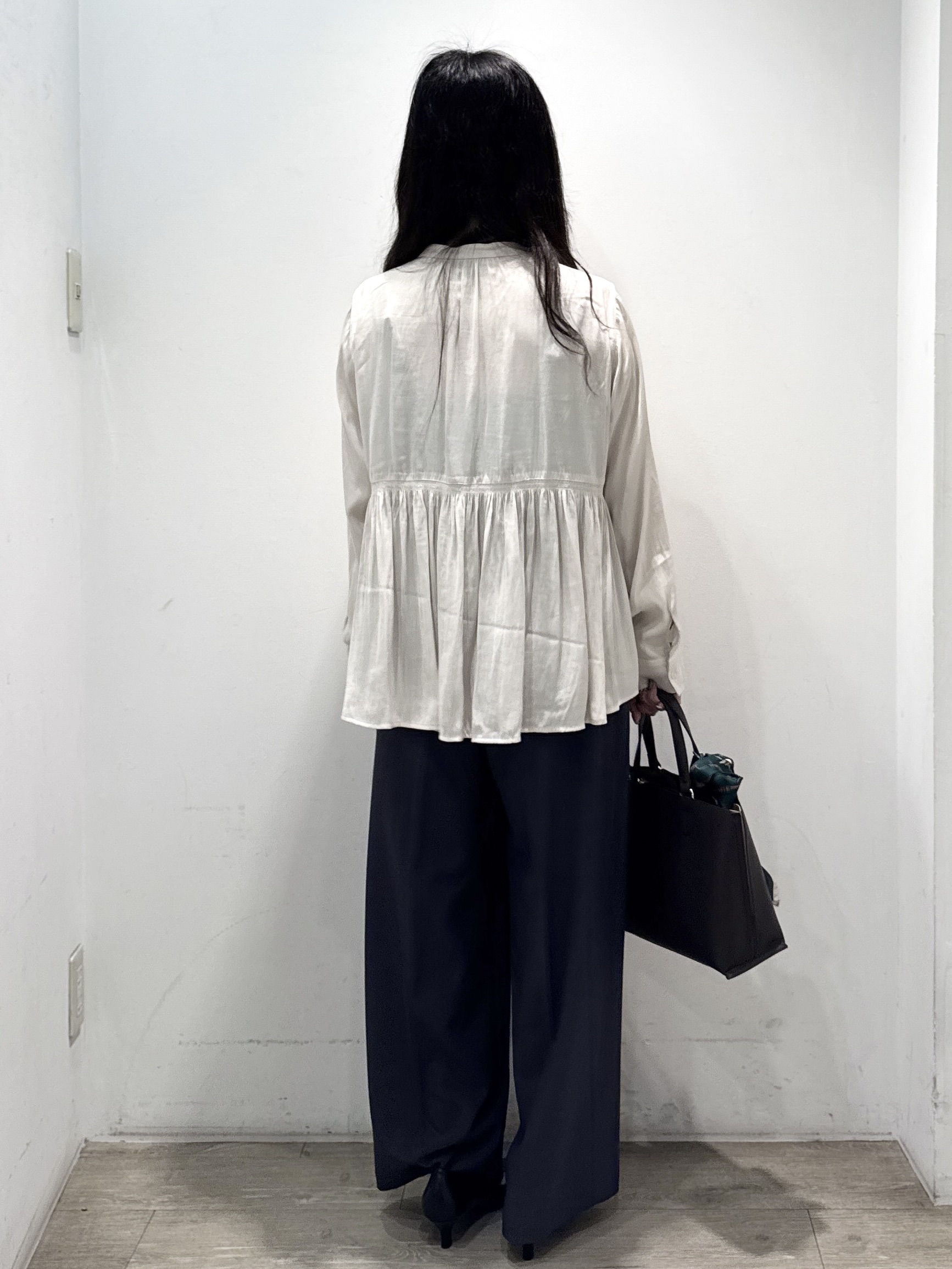 yuicciさんの「OPAQUE.CLIP｜ヴィンテージサテン ペプラムブラウス【洗濯機OK】」を使ったコーディネート