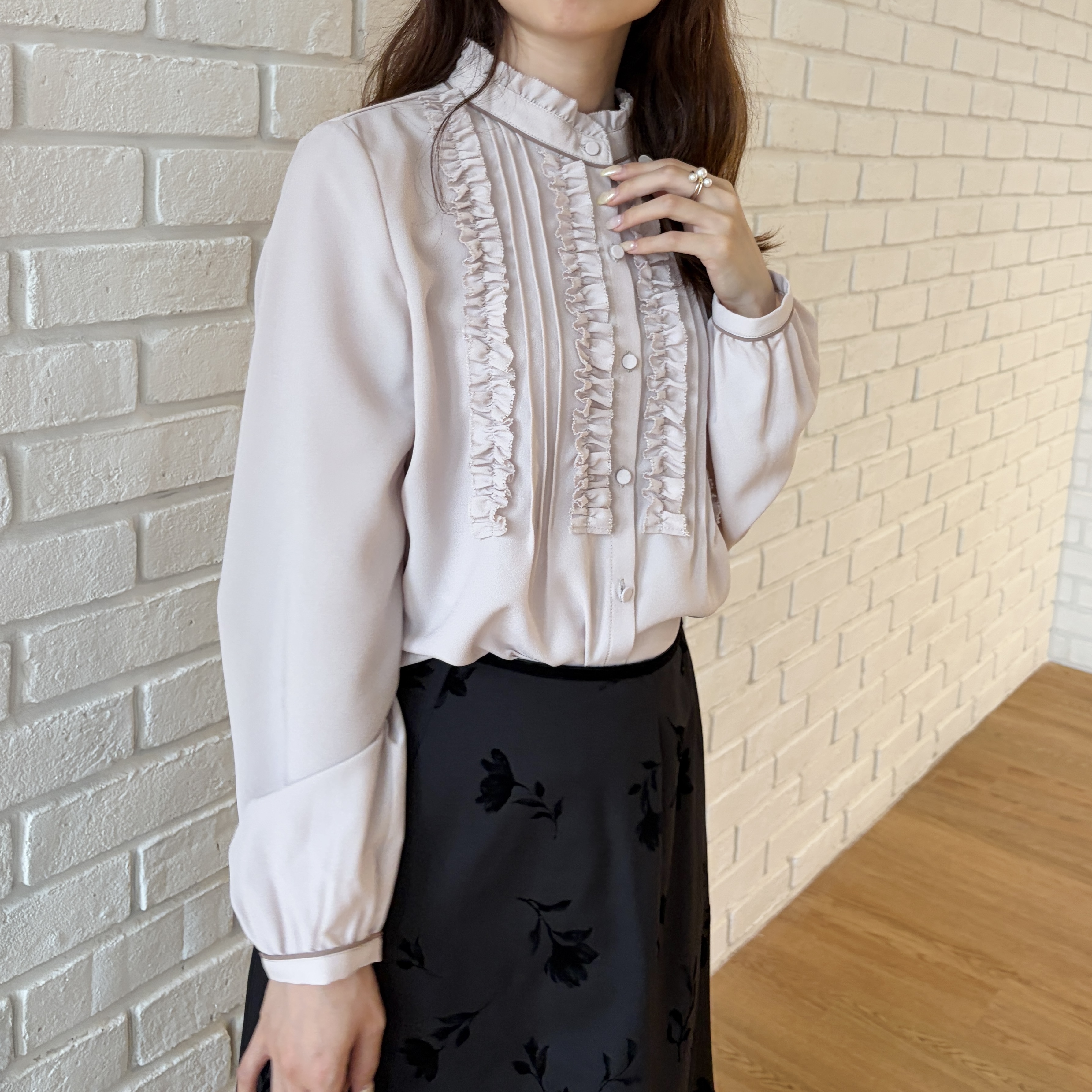 はばさんの「Couture brooch｜【フリル使いが華やか】ピンタック ブラウス」を使ったコーディネート