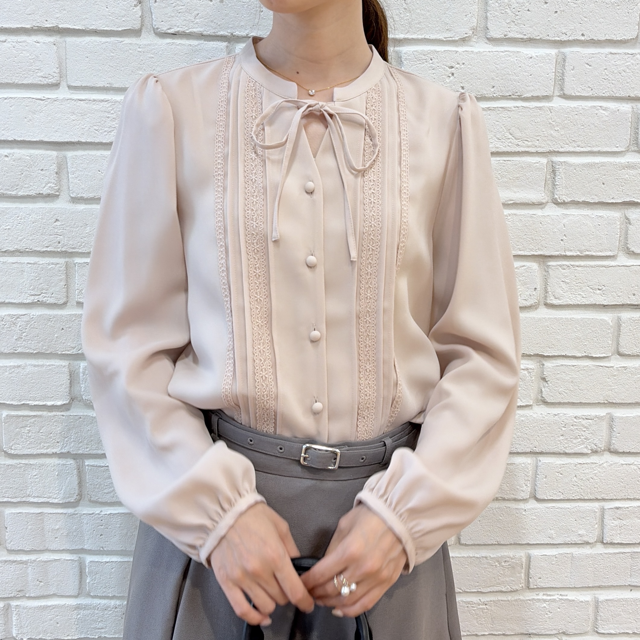 はばさんの「Couture brooch｜【衿元リボンが可憐】ピンタック レース ブラウス」を使ったコーディネート