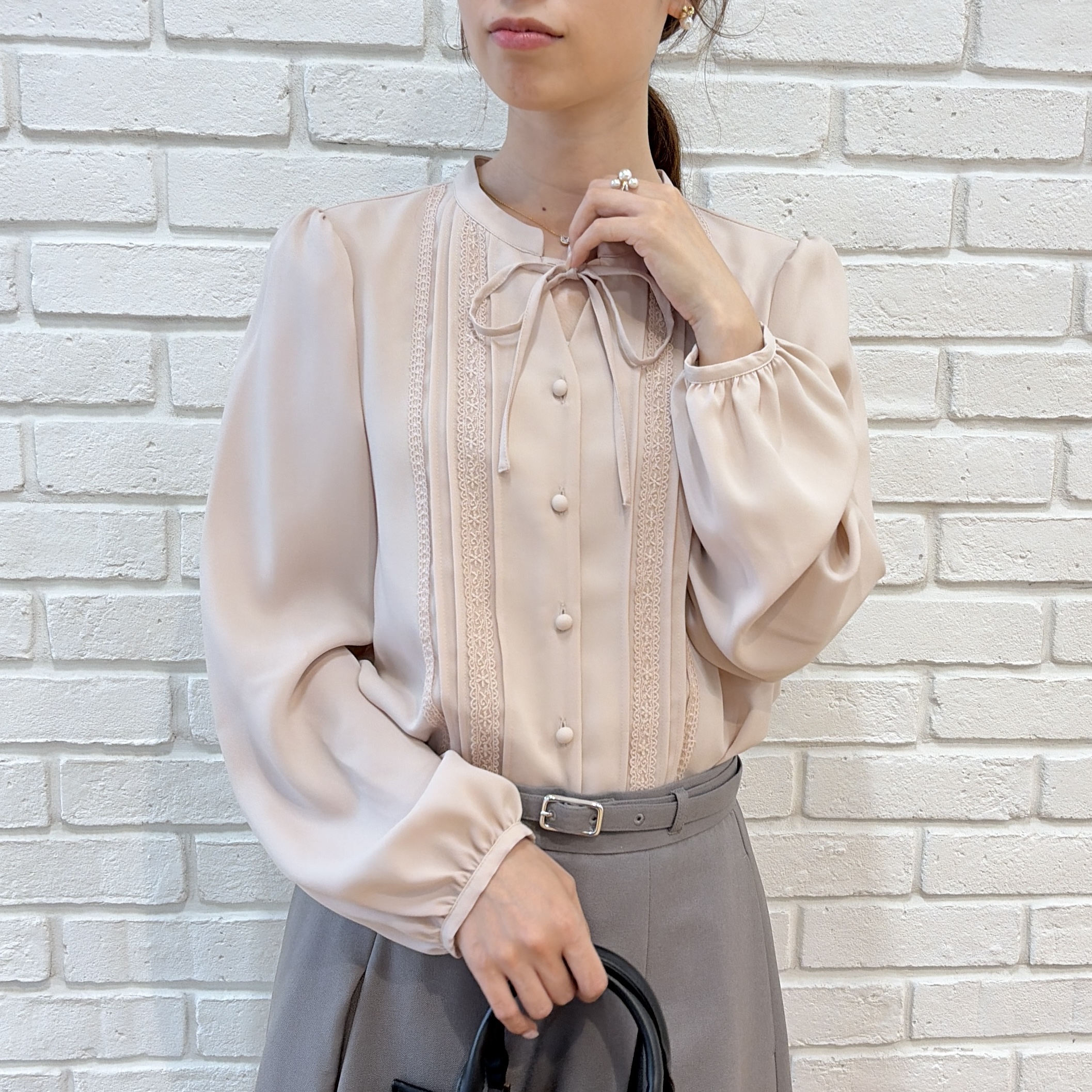 はばさんの「Couture brooch｜【衿元リボンが可憐】ピンタック レース ブラウス」を使ったコーディネート
