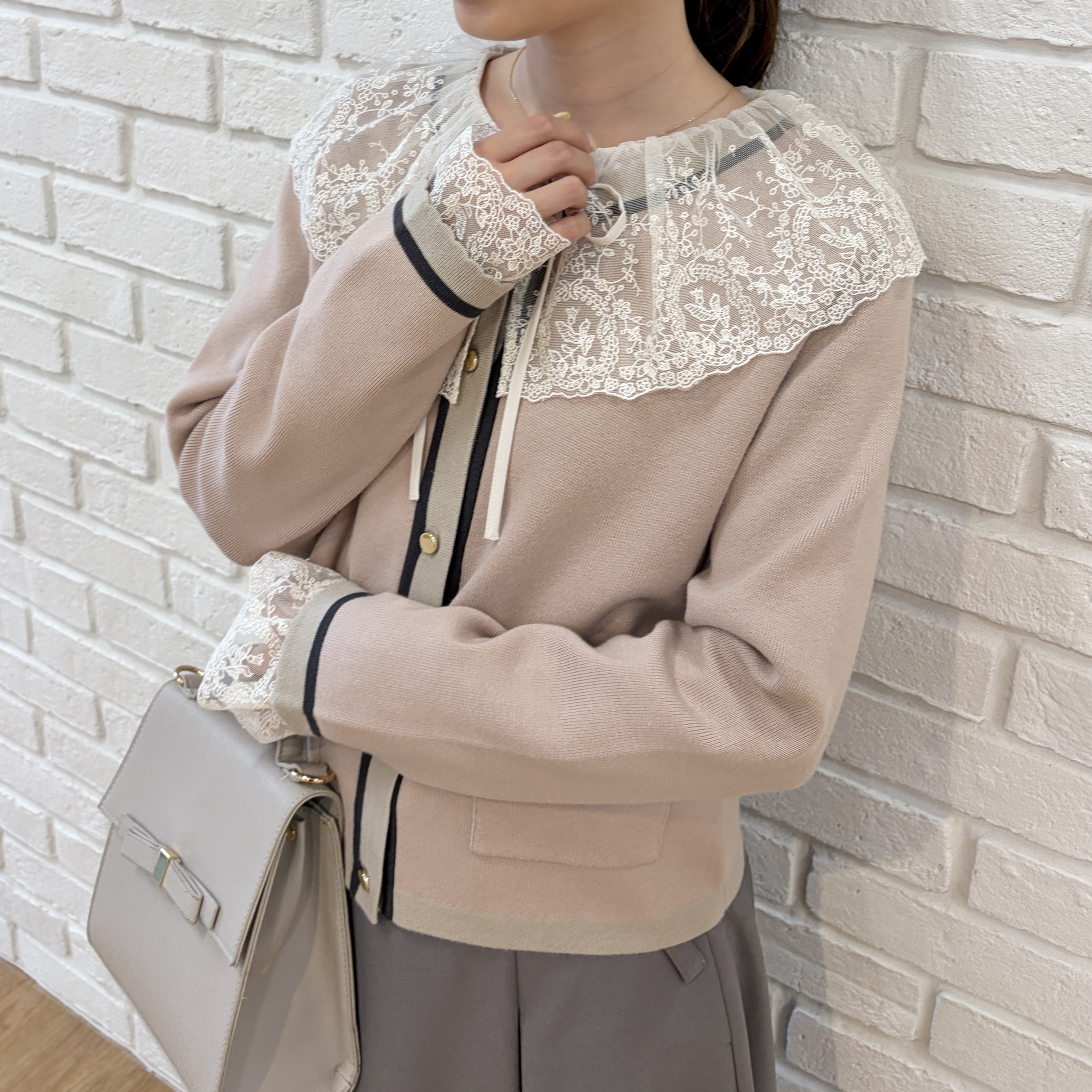 はばさんの「Couture brooch｜【一枚で主役級】配色総針スカラカーディガン」を使ったコーディネート