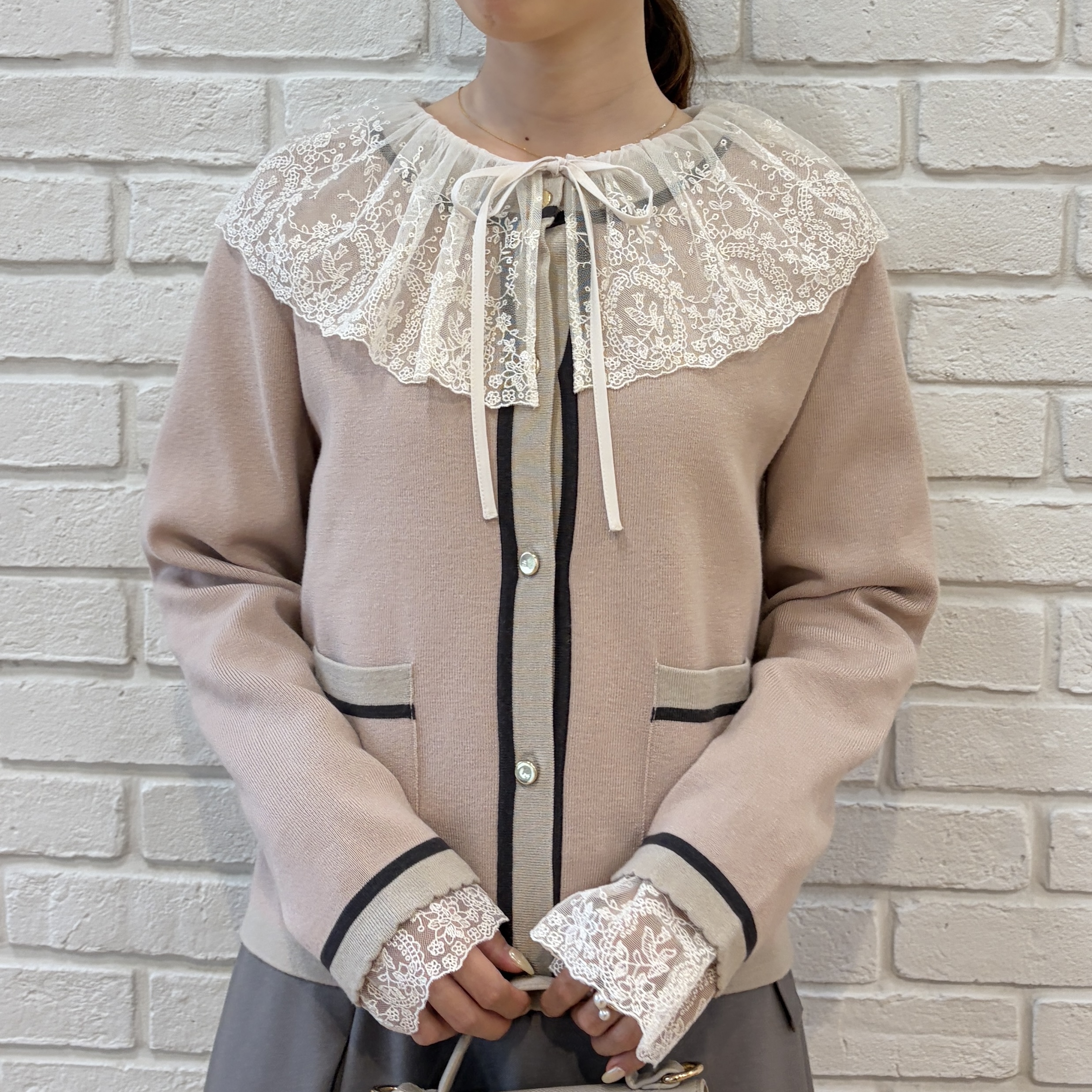 はばさんの「Couture brooch｜【一枚で主役級】配色総針スカラカーディガン」を使ったコーディネート