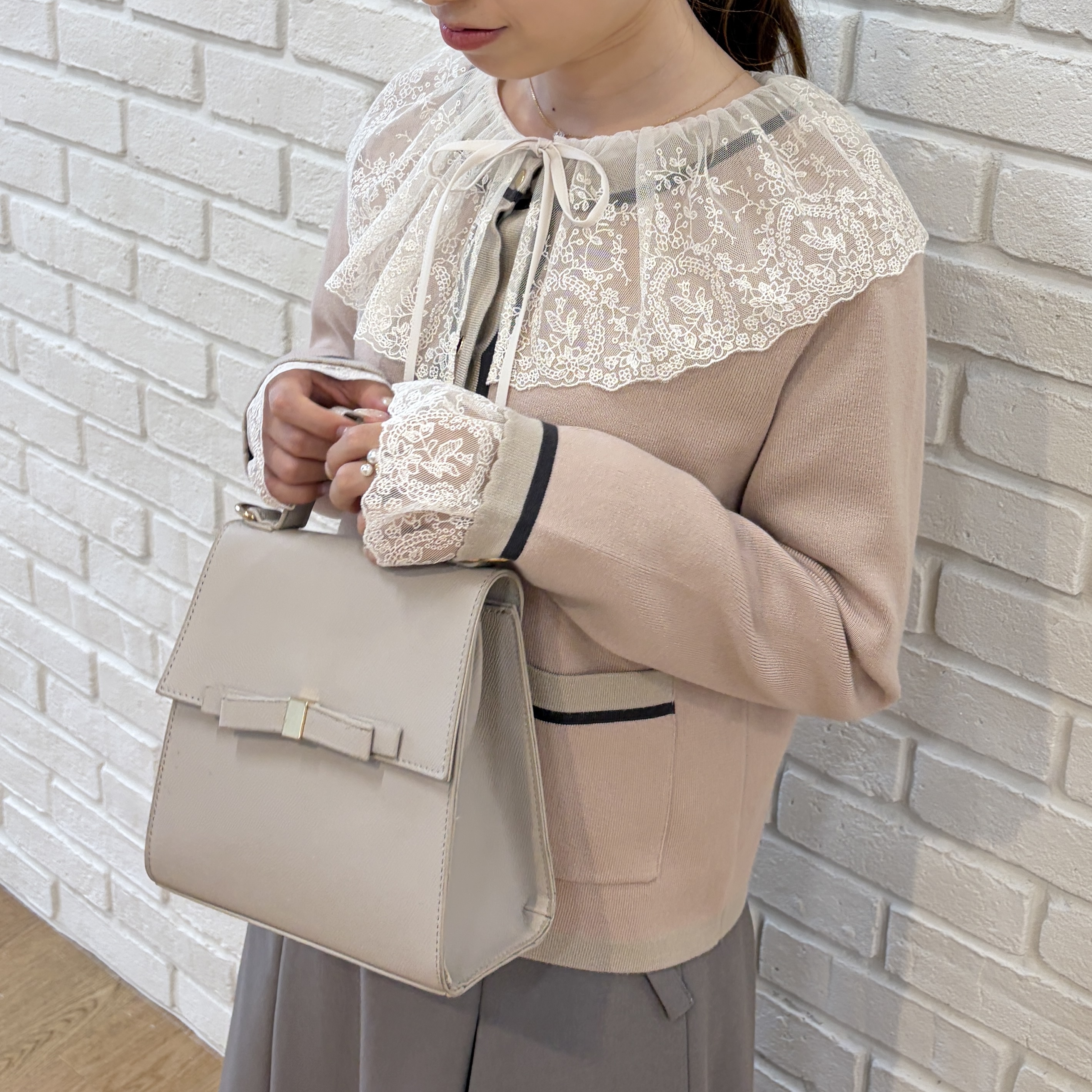 はばさんの「Couture brooch｜【一枚で主役級】配色総針スカラカーディガン」を使ったコーディネート