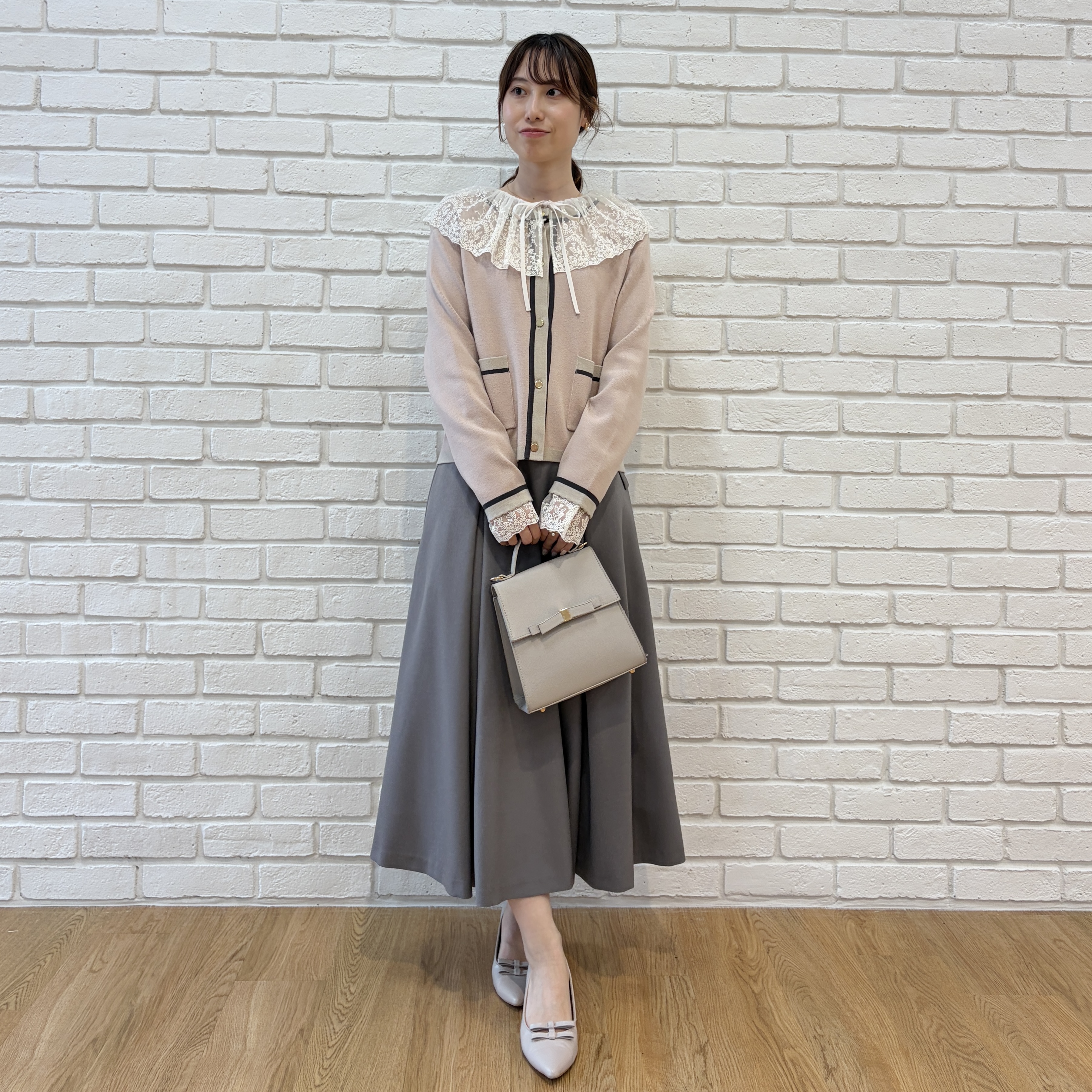はばさんの「Couture brooch｜【一枚で主役級】配色総針スカラカーディガン」を使ったコーディネート