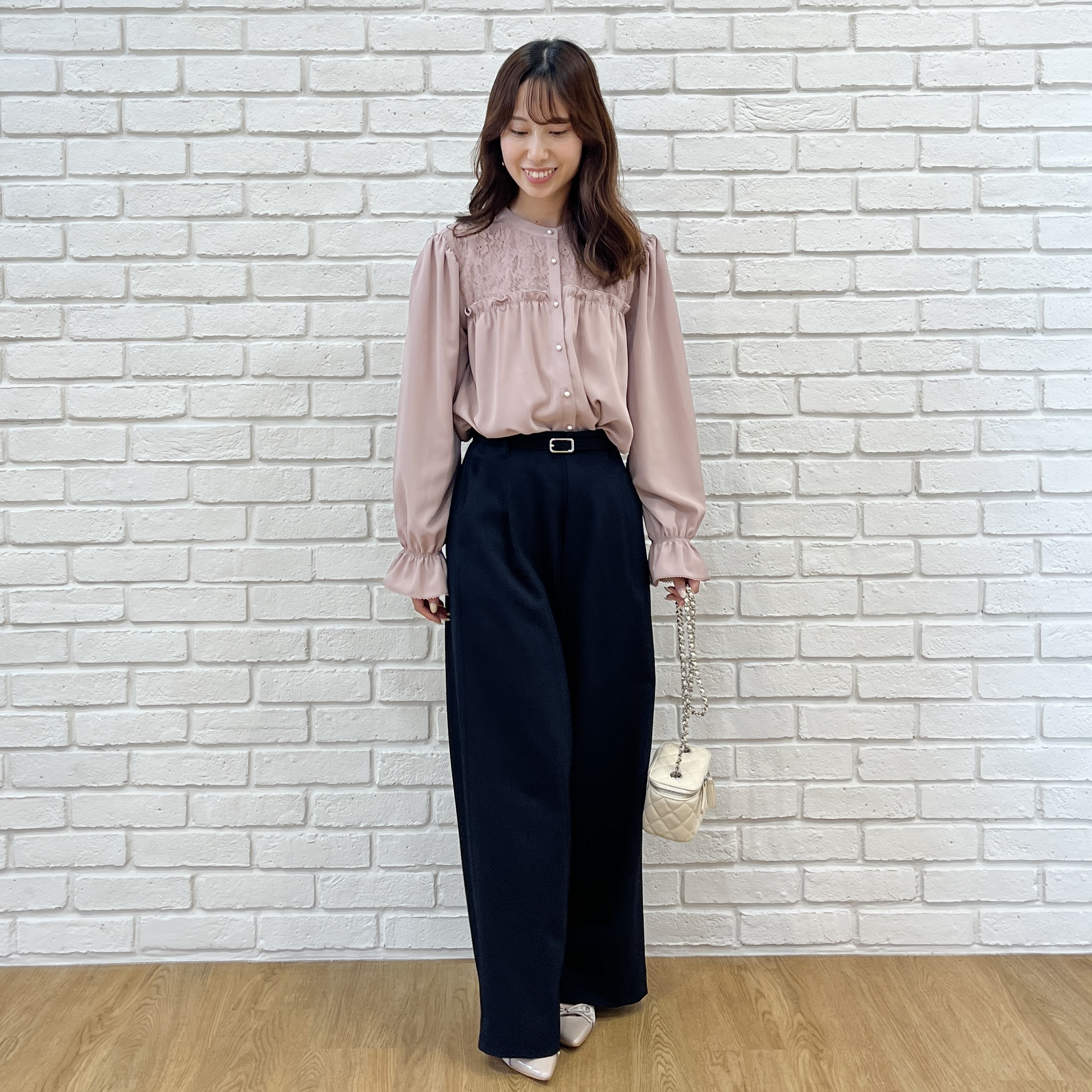 はばさんの「Couture brooch｜【フリルカフスが華やか】レースギャザーブラウス」を使ったコーディネート