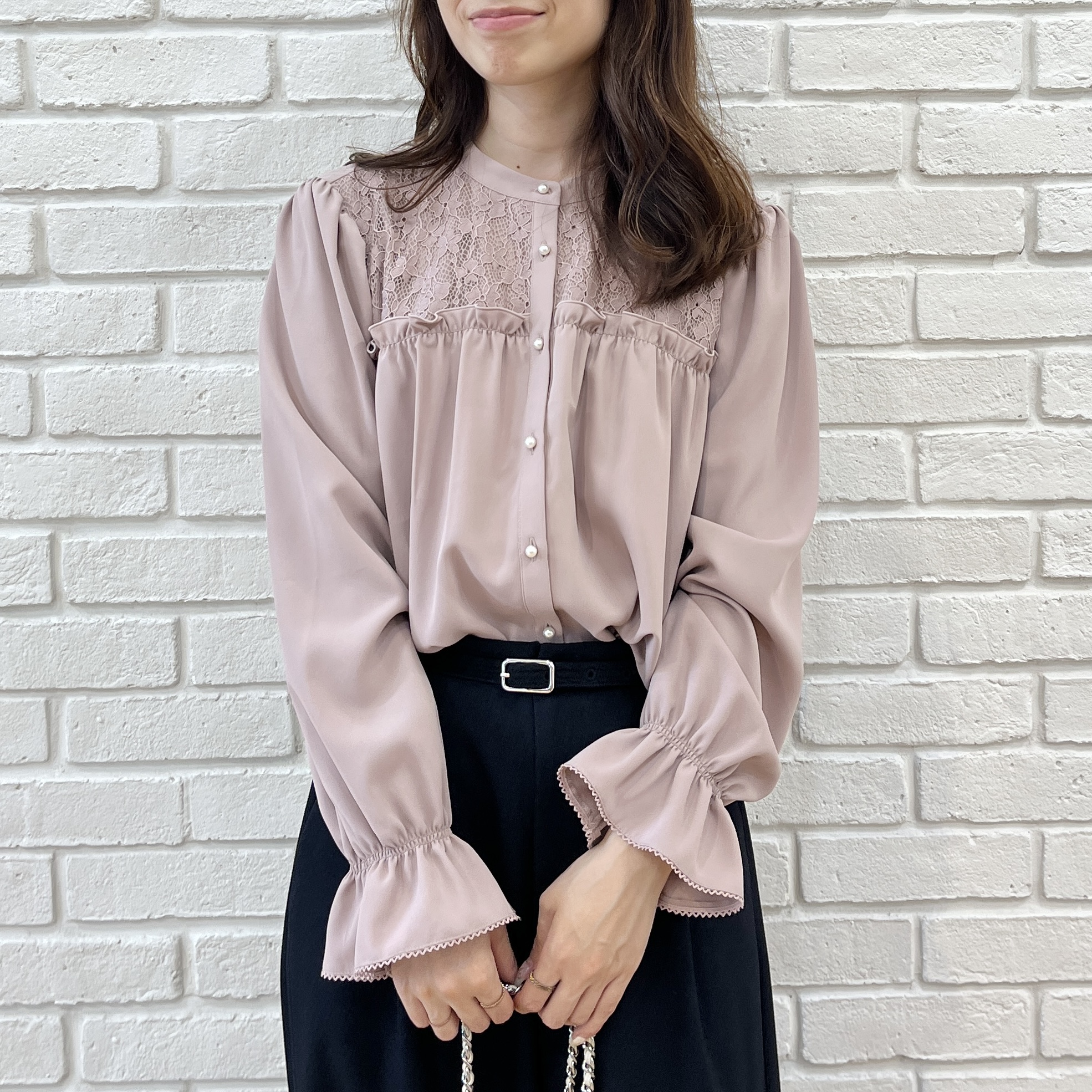 はばさんの「Couture brooch｜【フリルカフスが華やか】レースギャザーブラウス」を使ったコーディネート