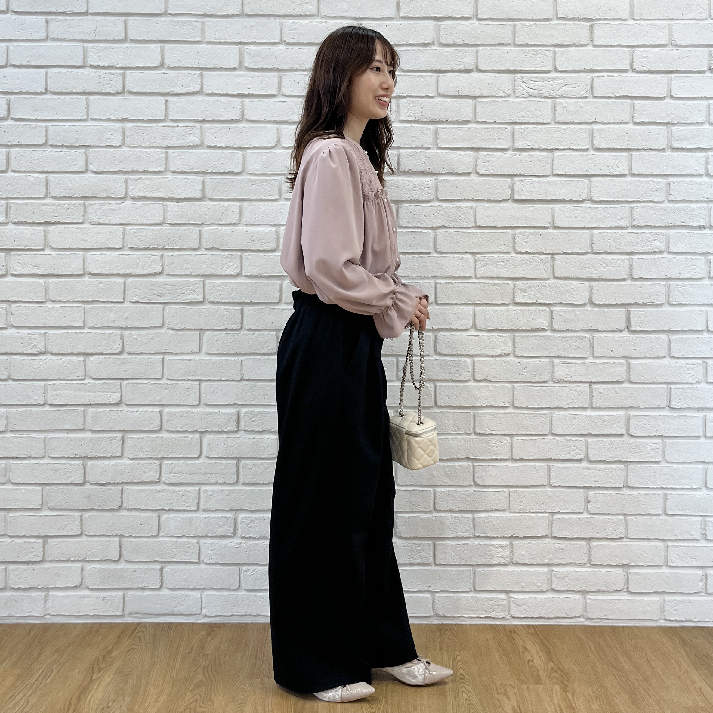 はばさんの「Couture brooch｜【フリルカフスが華やか】レースギャザーブラウス」を使ったコーディネート