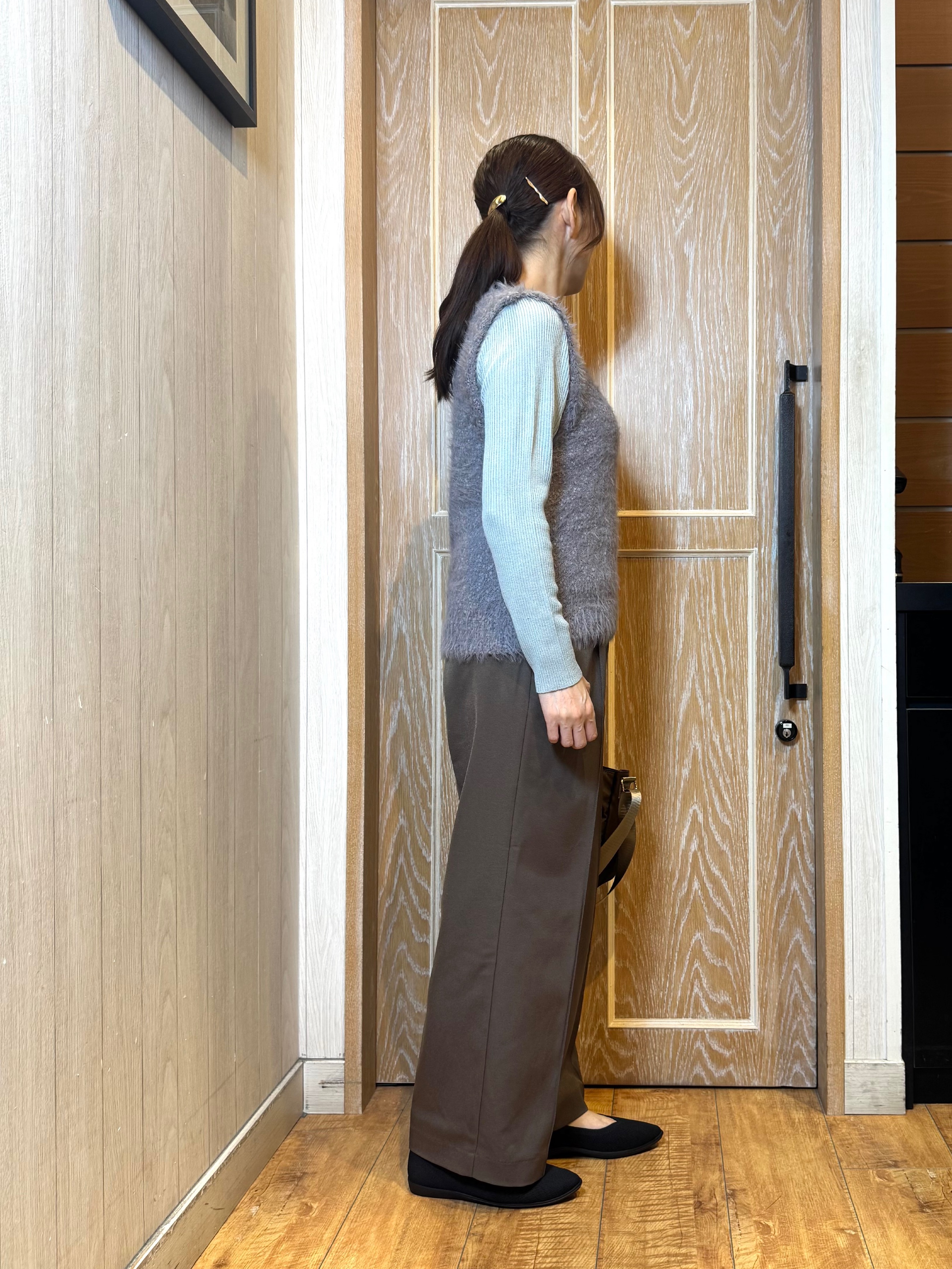 KAORIさんの「SHOO･LA･RUE｜【洗濯機可】重ねるだけで華やかに。ポンポンシャギーベスト」を使ったコーディネート