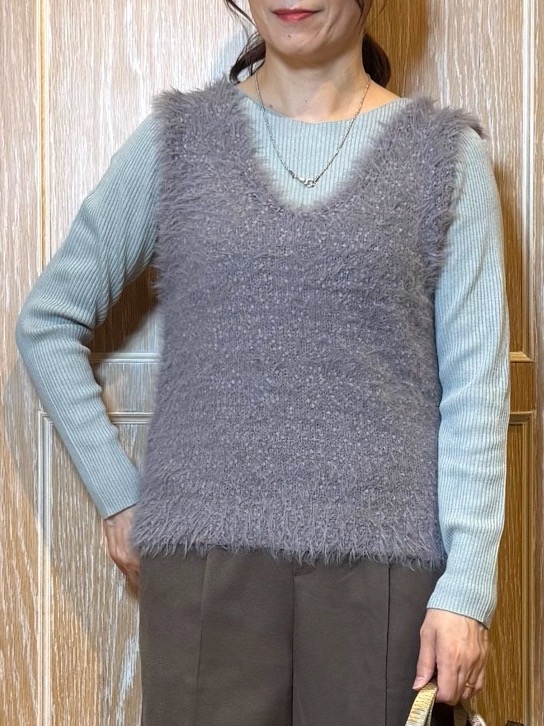 KAORIさんの「SHOO･LA･RUE｜【洗濯機可】重ねるだけで華やかに。ポンポンシャギーベスト」を使ったコーディネート