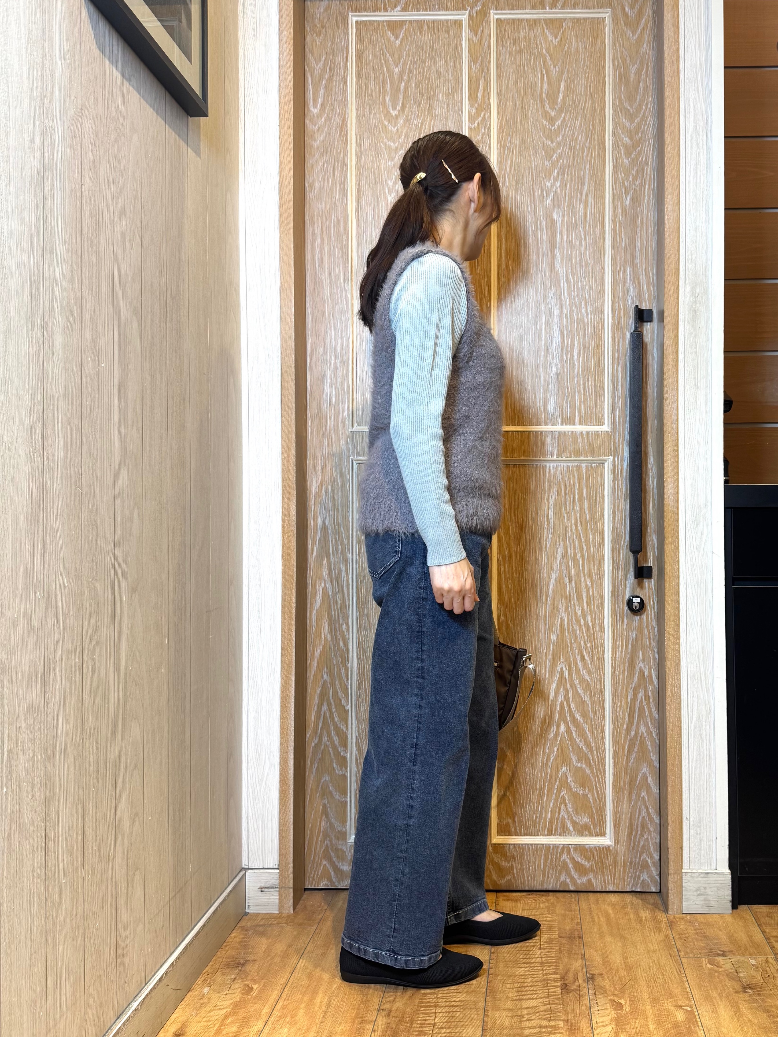 KAORIさんの「SHOO･LA･RUE｜【洗濯機可】重ねるだけで華やかに。ポンポンシャギーベスト」を使ったコーディネート