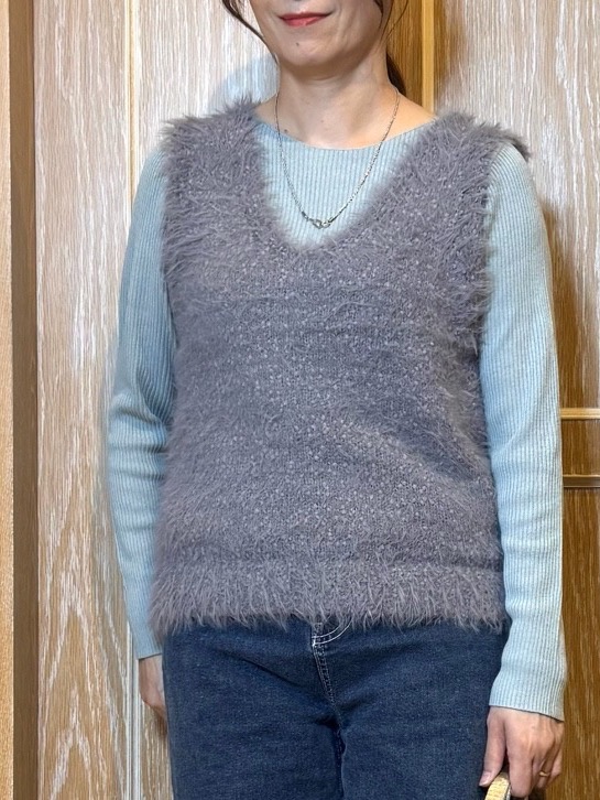 KAORIさんの「SHOO･LA･RUE｜【洗濯機可】重ねるだけで華やかに。ポンポンシャギーベスト」を使ったコーディネート