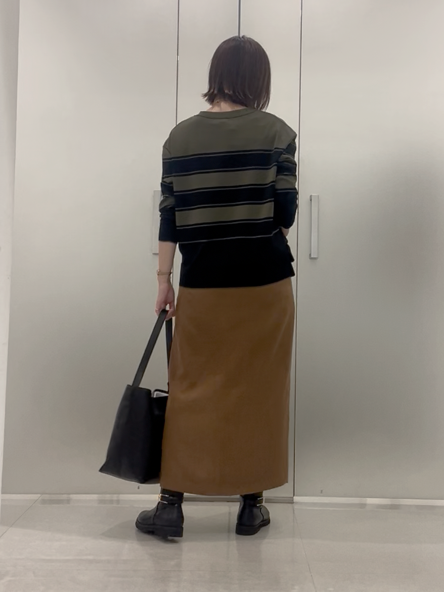 まどかさんの「UNTITLED｜【顔周りすっきり/体型カバー】ドライタッチVネックニットプルオーバー」を使ったコーディネート