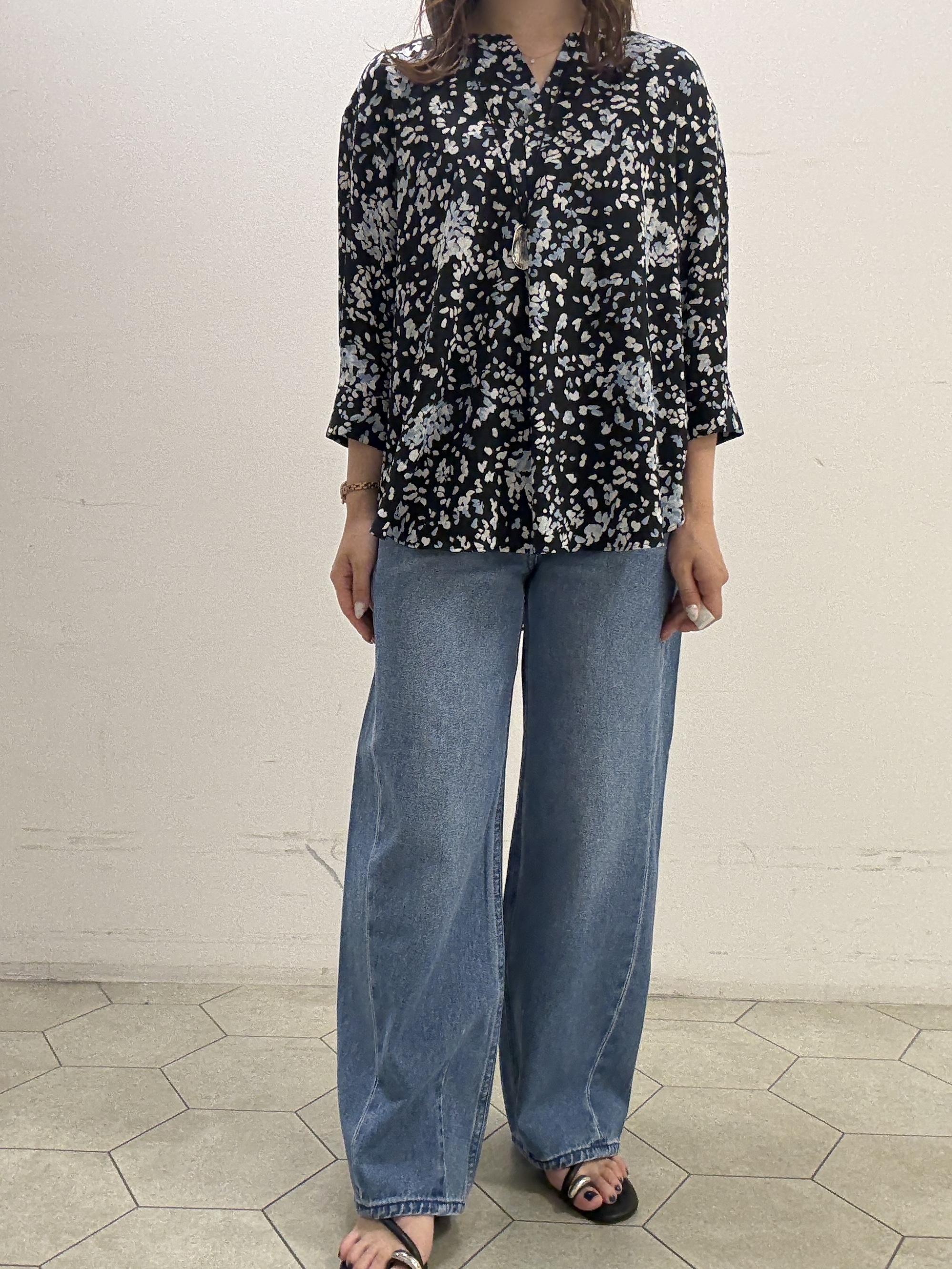kahoさんの「INDIVI｜【6分袖】アートドット柄ブラウス」を使ったコーディネート