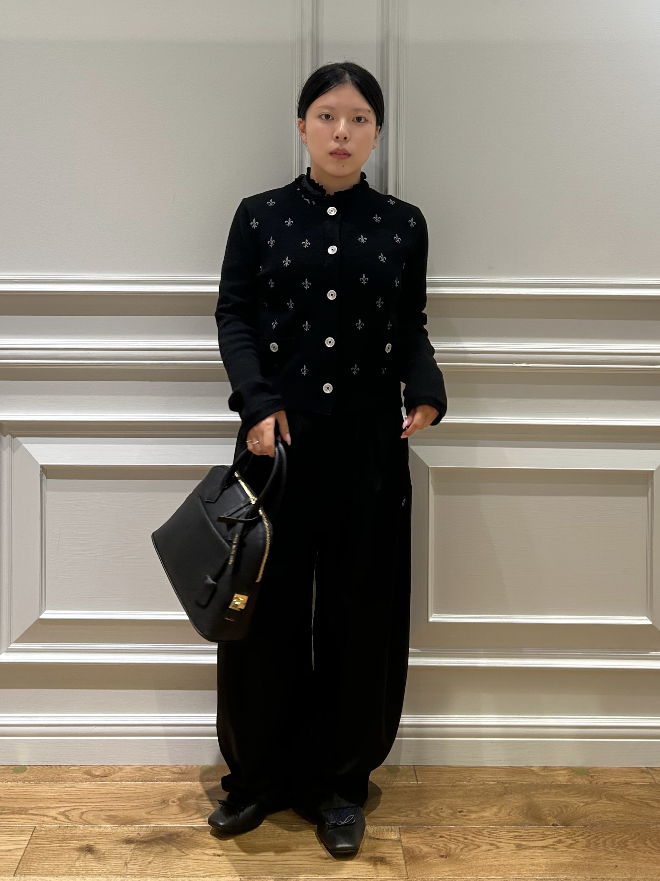 とりみさんの「DRESSTERIOR｜オーバーラップサークル フリルカラーボウタイブラウス」を使ったコーディネート